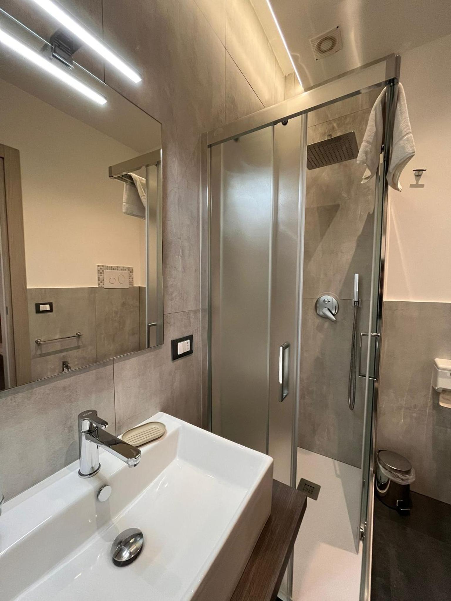 Standard Double or Twin Room with Balcony - Photo 24