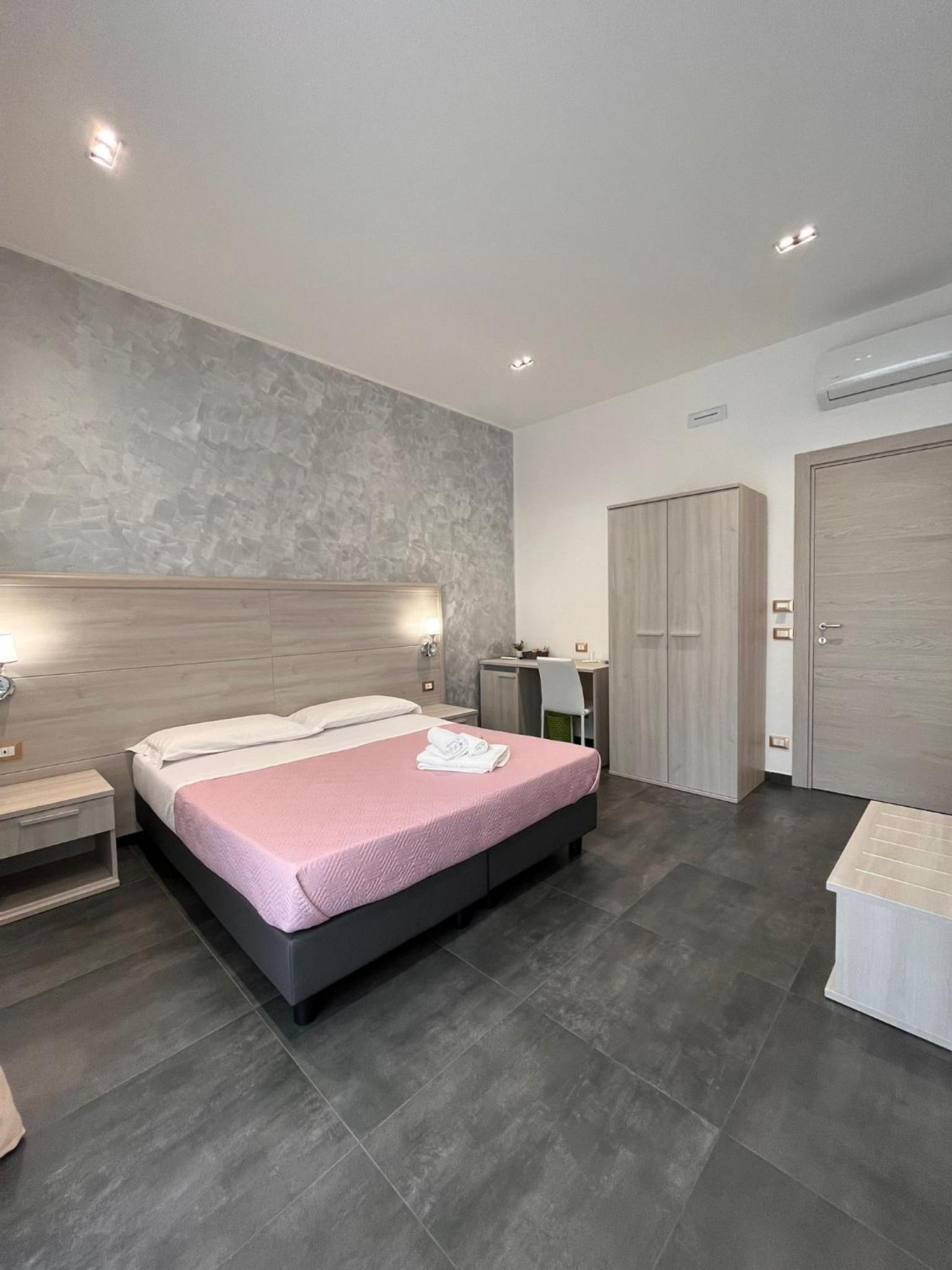 Standard Double or Twin Room with Balcony - Photo 23