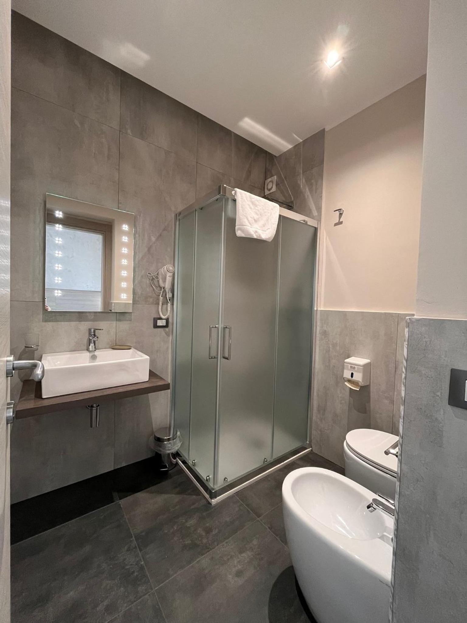 Standard Double or Twin Room with Balcony - Photo 20