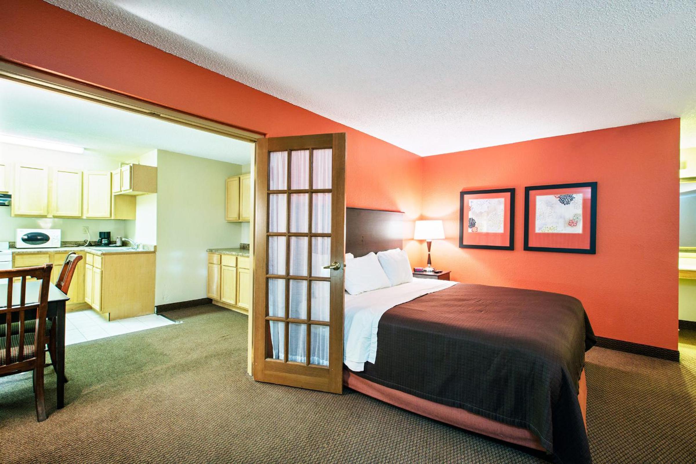 King Studio Suite - Non-Smoking - Photo 3