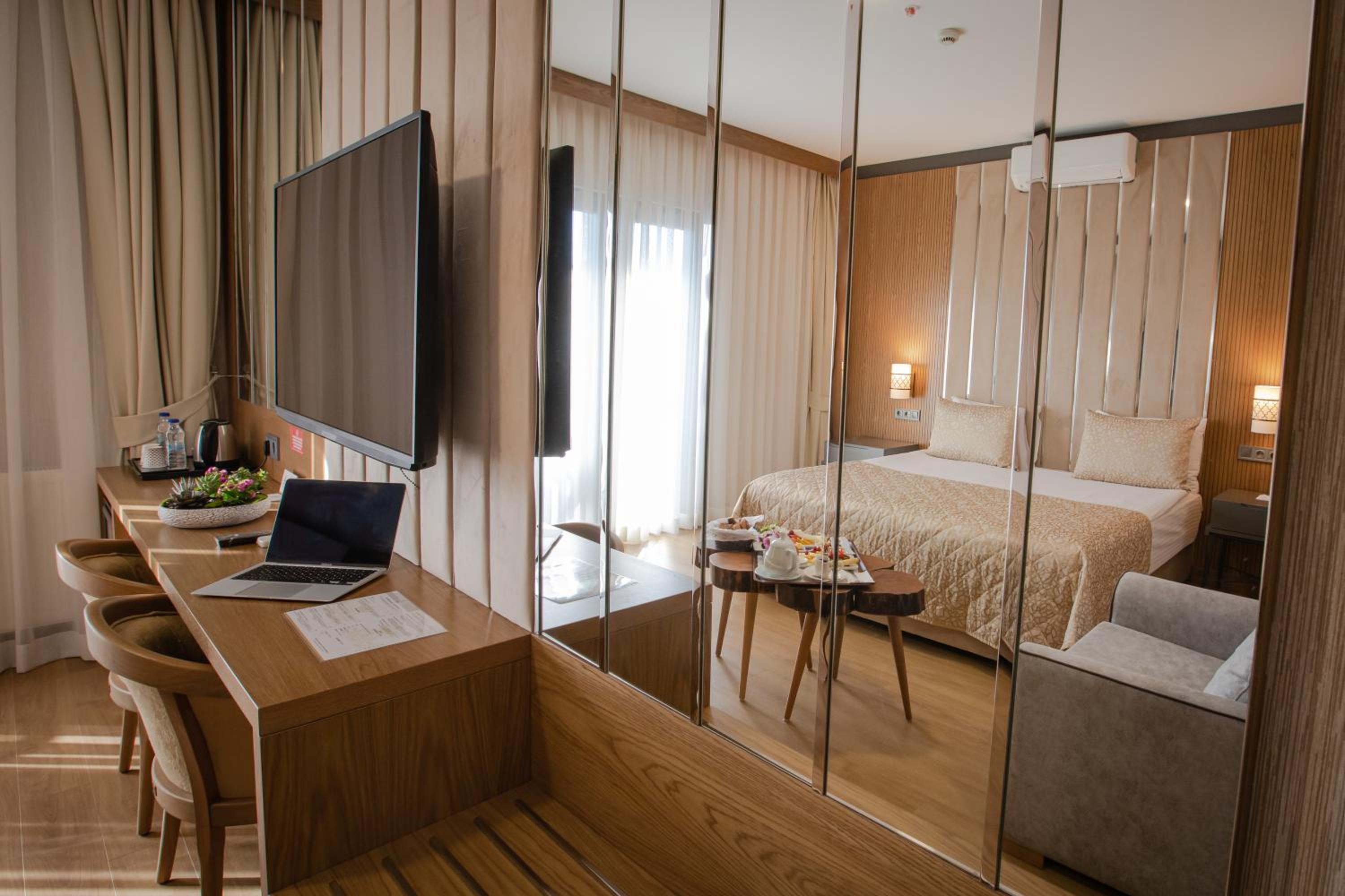 Deluxe Queen Room - Photo 6