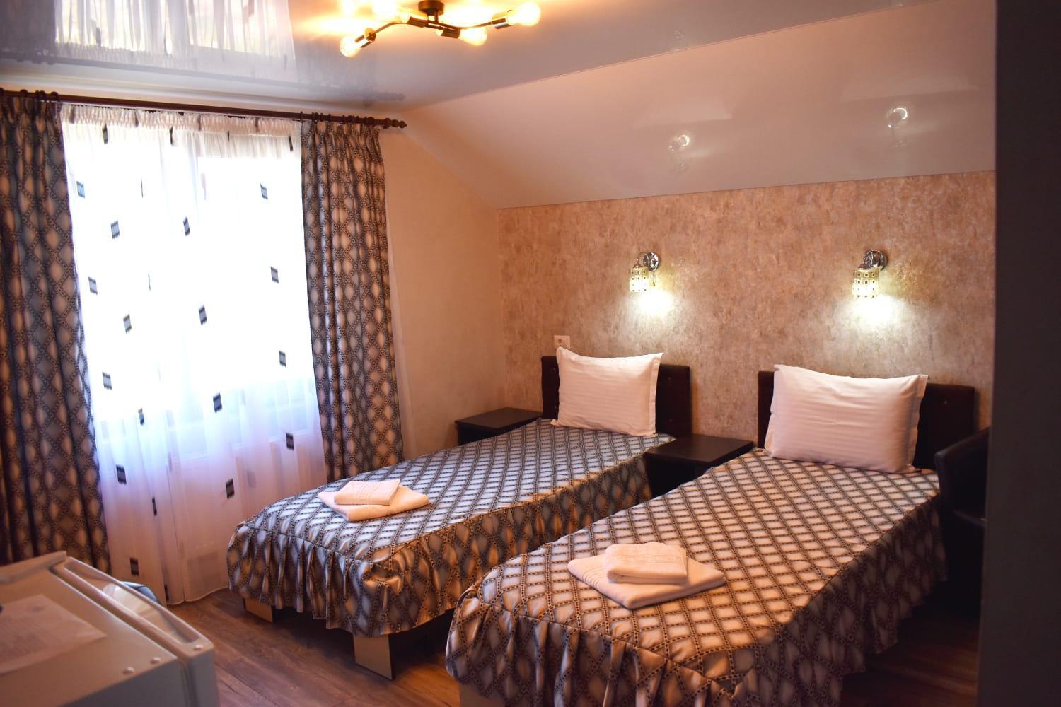 Double or Twin Room with Bathroom - Photo 5