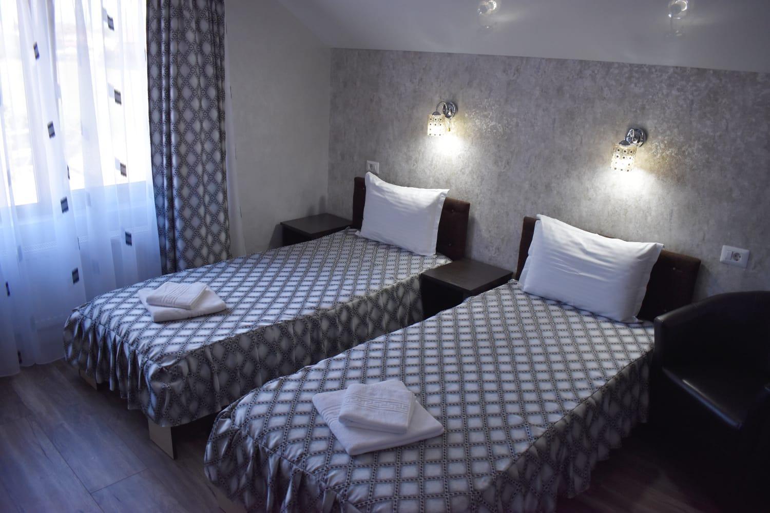 Double or Twin Room with Bathroom - Photo 6
