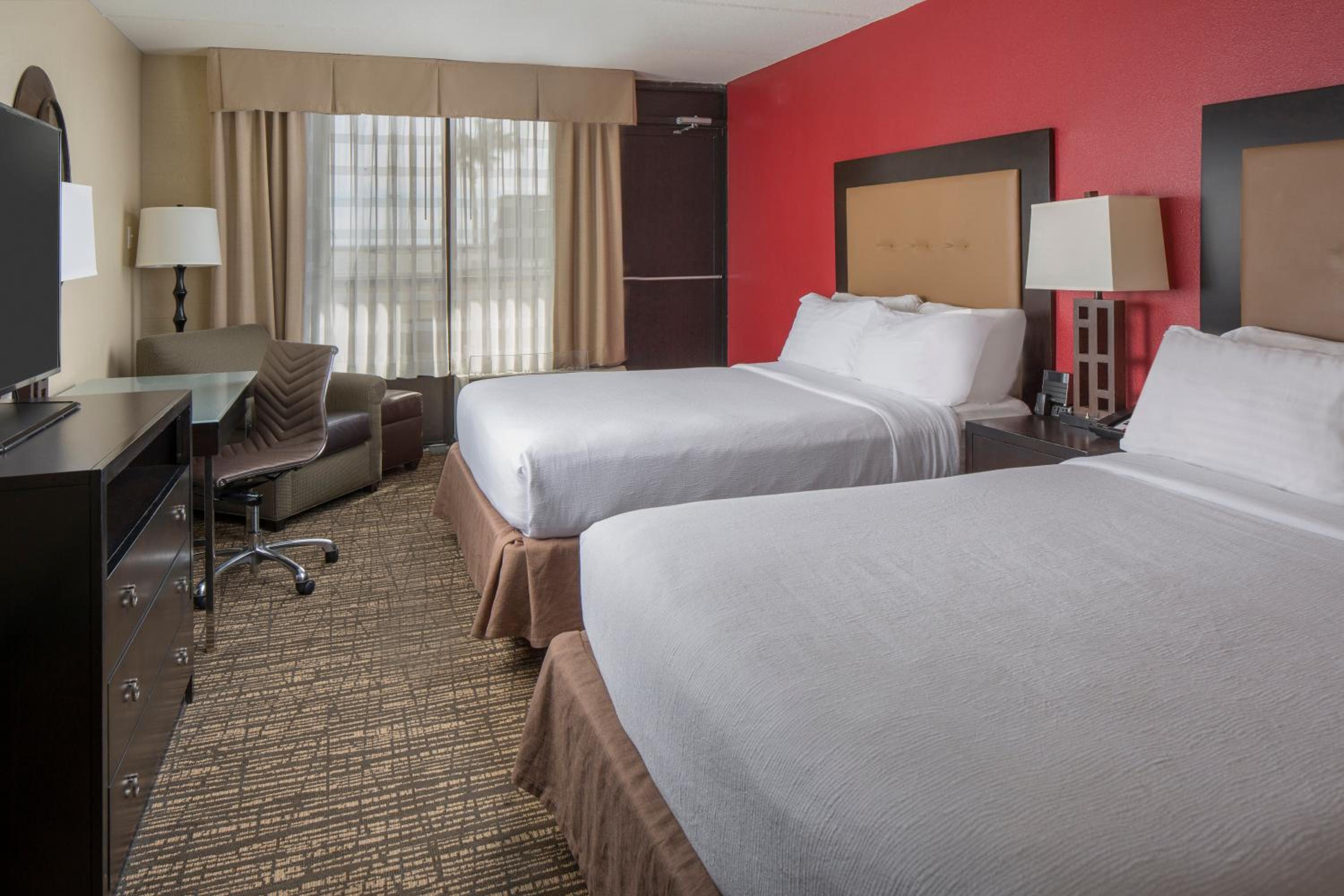 Standard Queen Room with Two Queen Beds and Balcony - Ocean View/Mid Floor - Photo 2