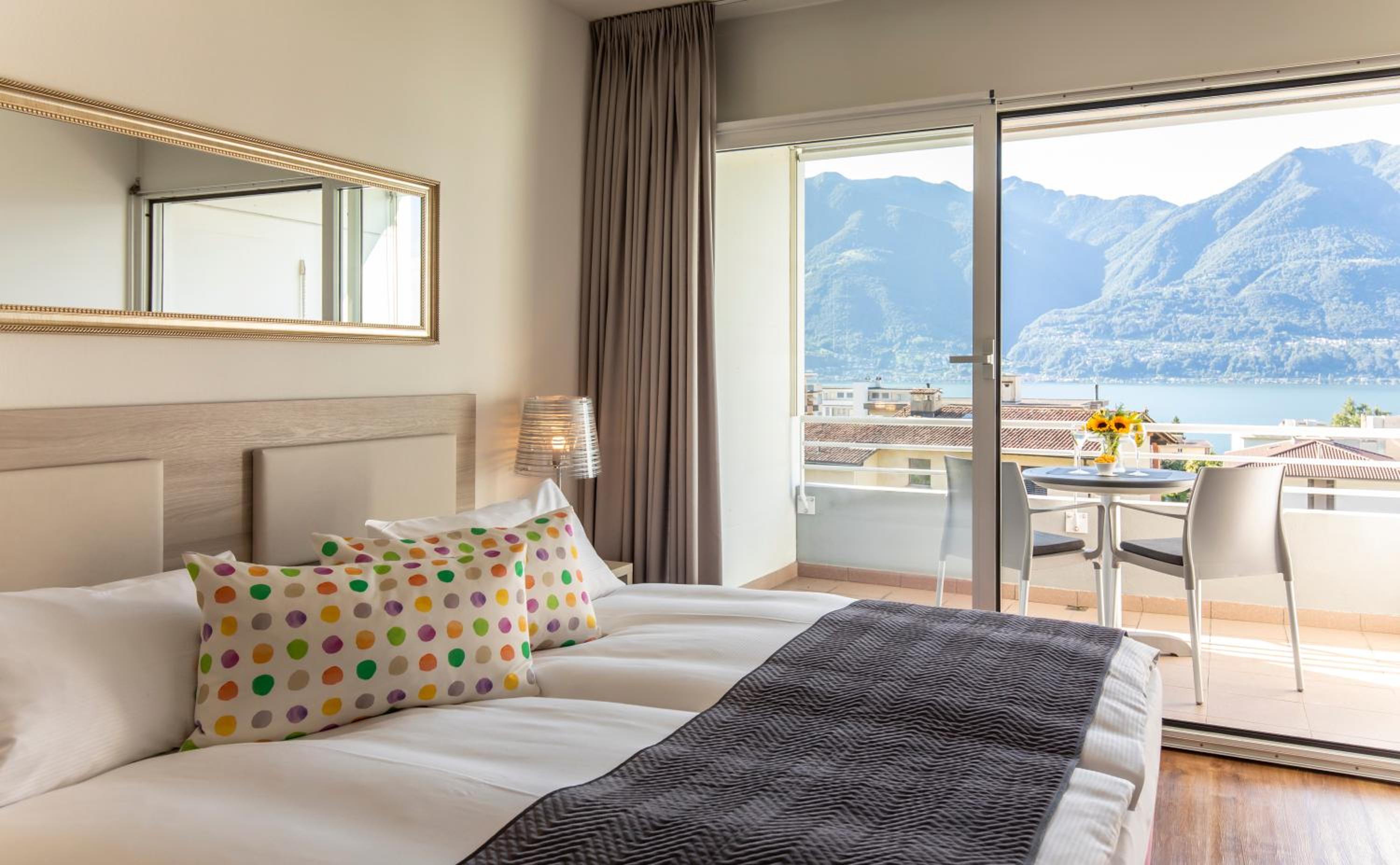 Double Room with Balcony and Lake View - Photo 3