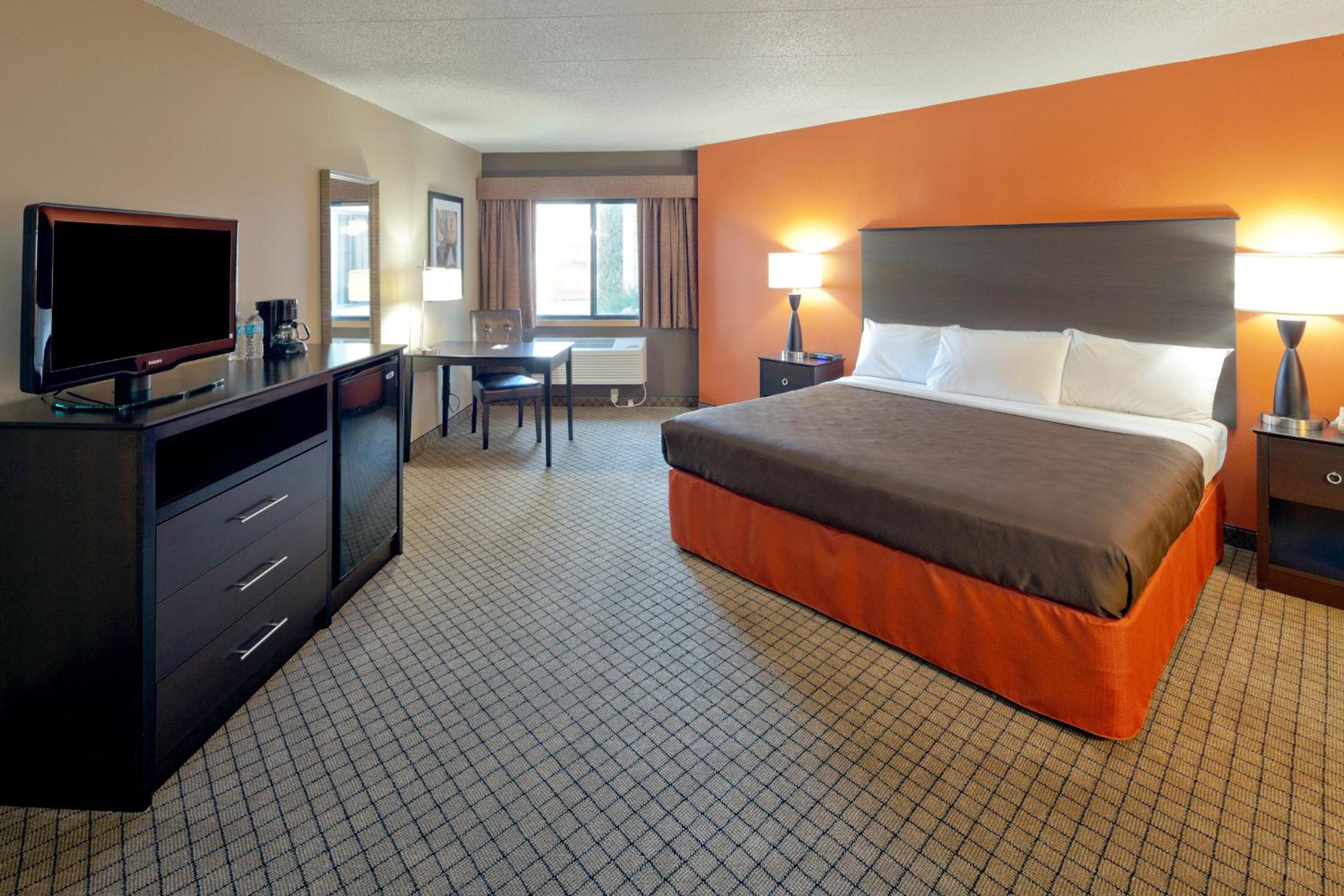 King Room - Non-Smoking - Photo 1