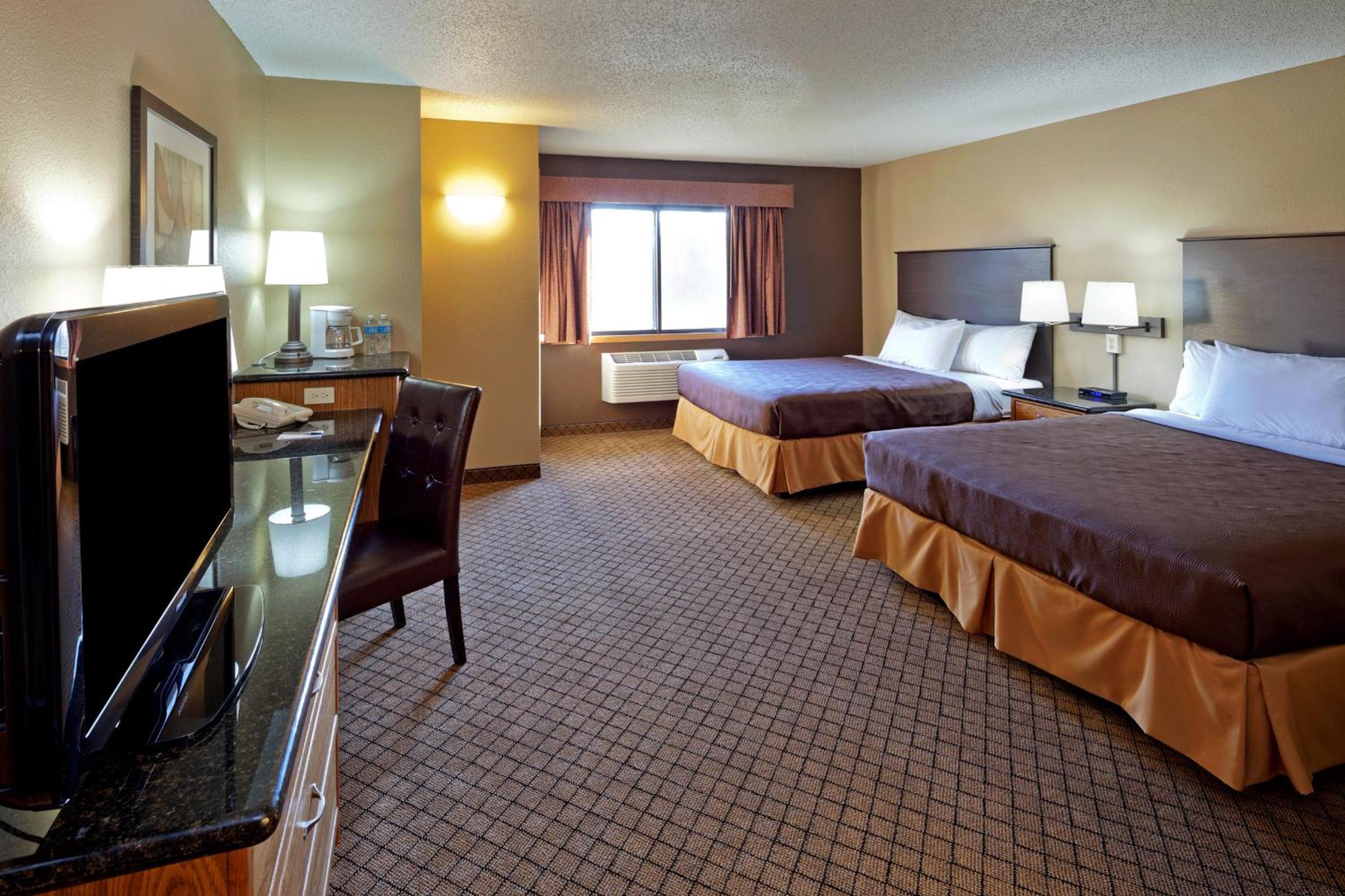 Queen Room with Two Queen Beds - Non-Smoking - Photo 2