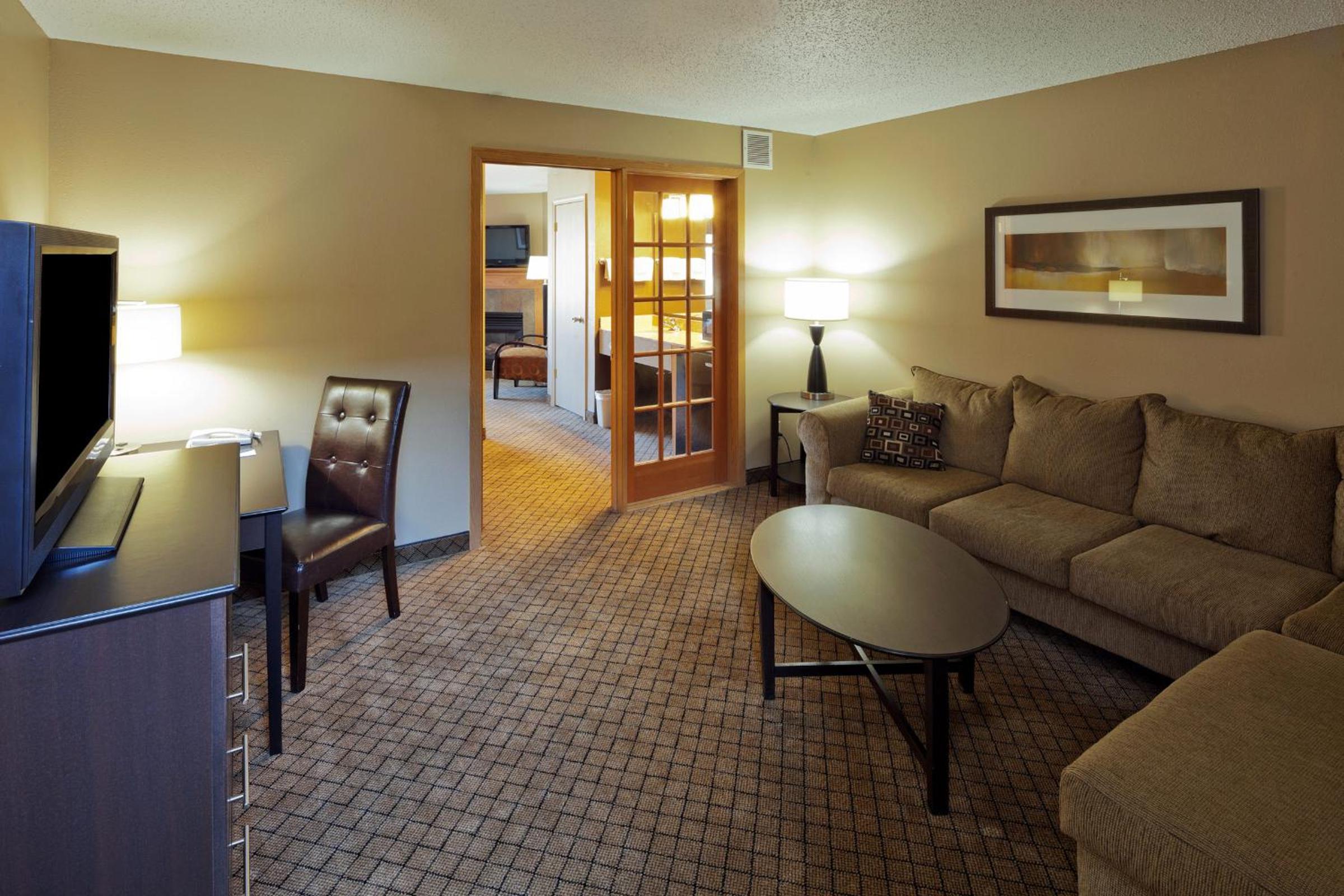 King Suite - Non-Smoking - Photo 4