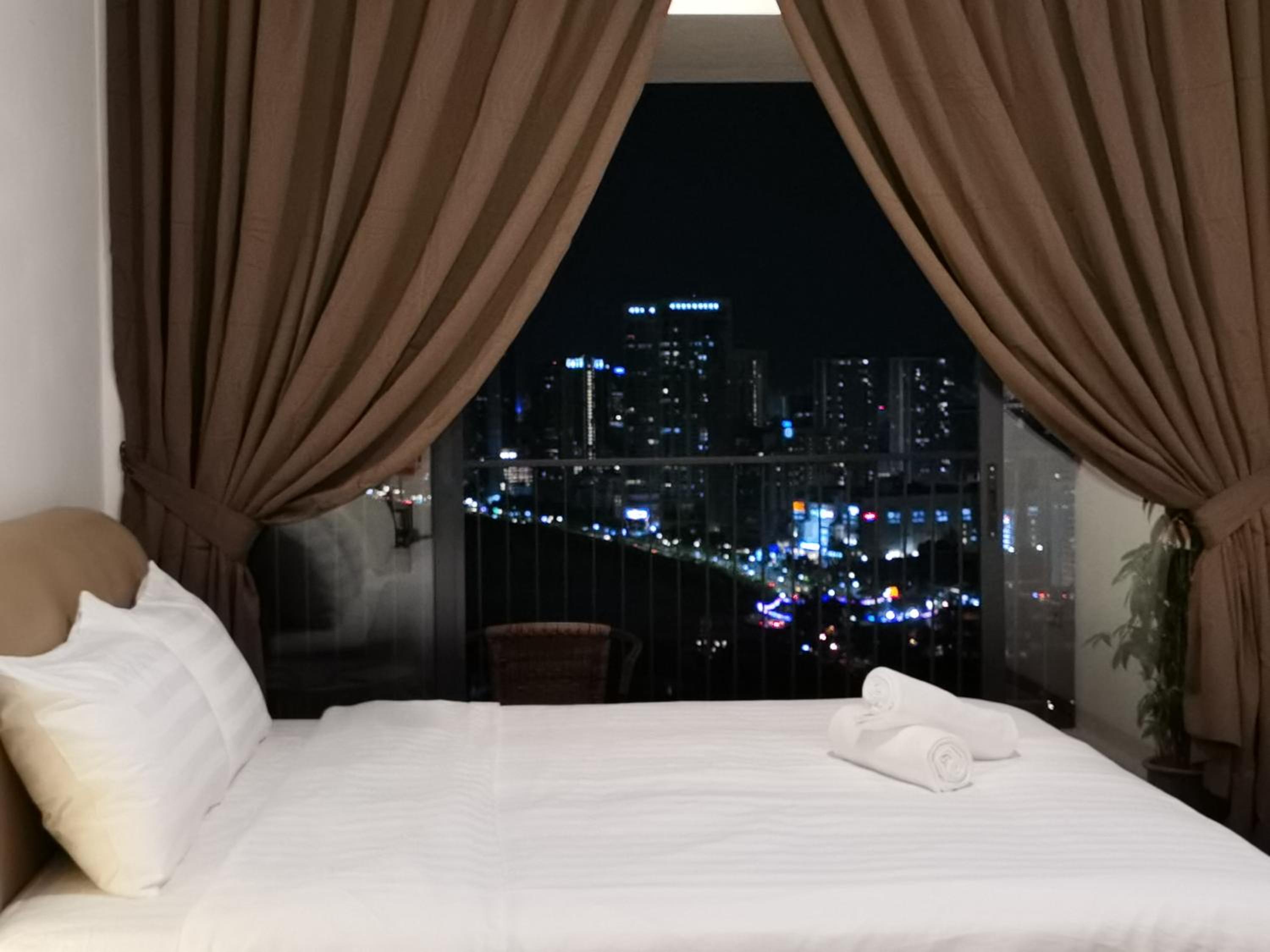 带沙发床的特大号床工作室