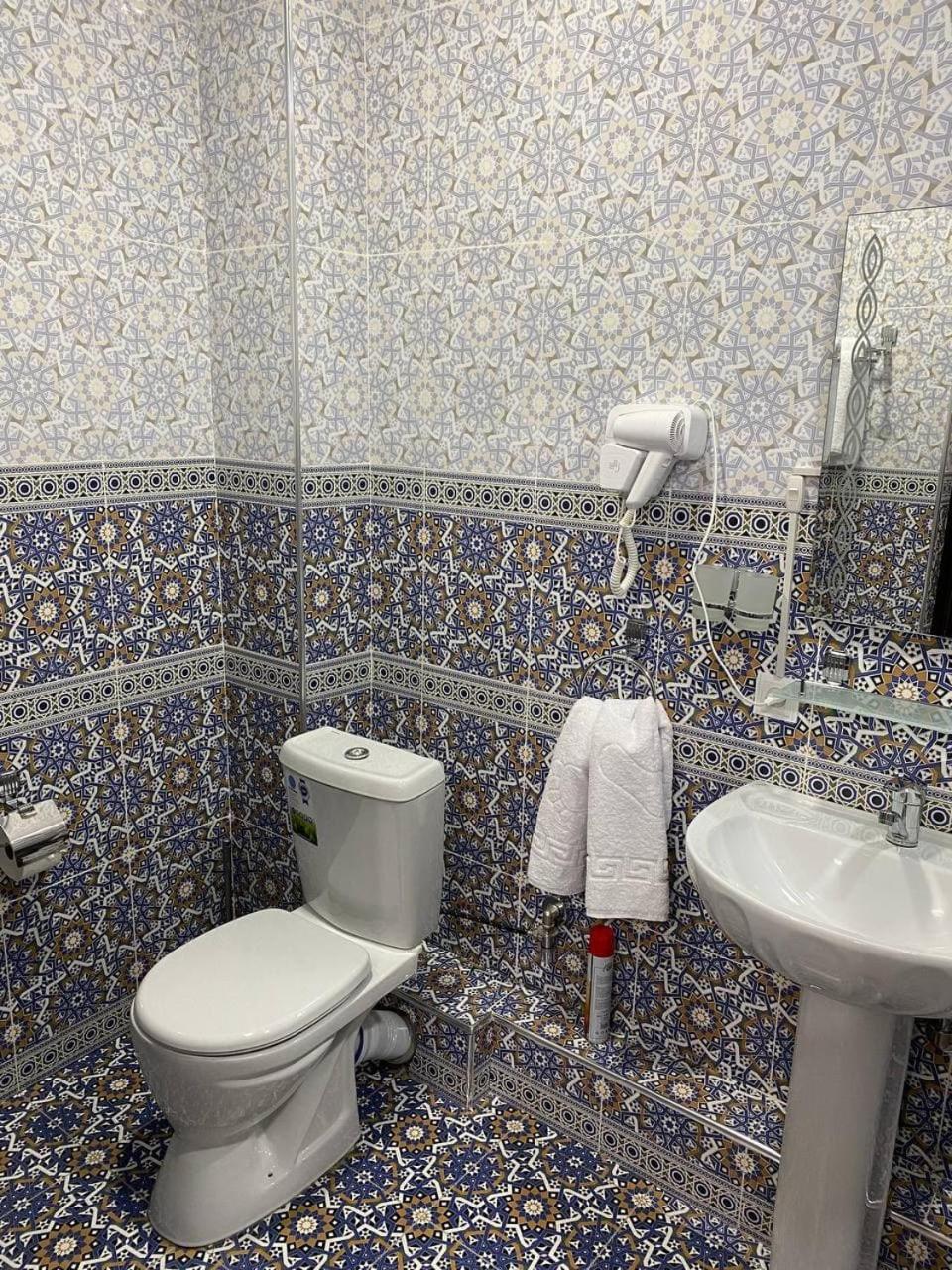 Twin Room with Private Bathroom photo 2