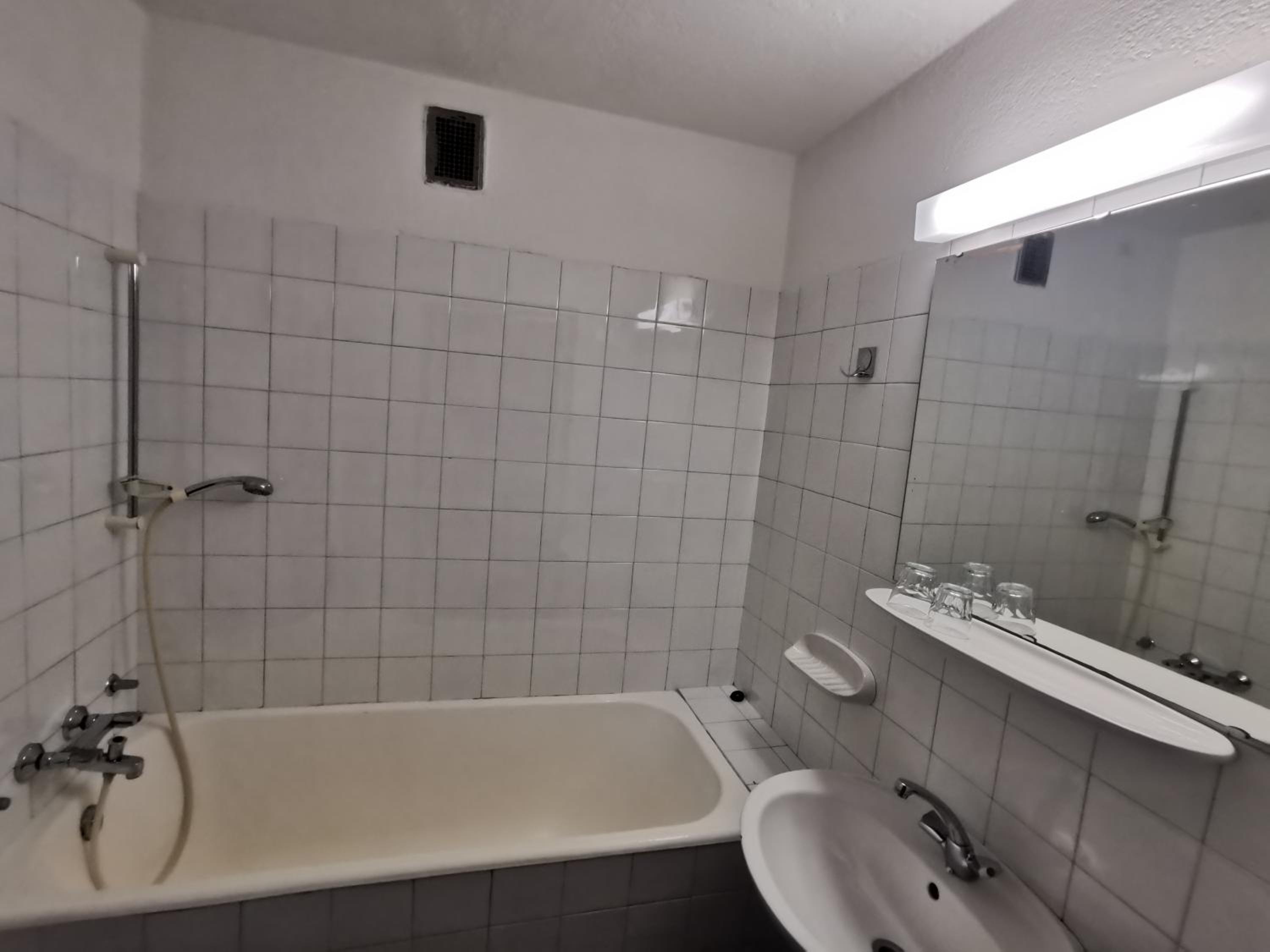 Quadruple Room with Private Bathroom - Photo 5