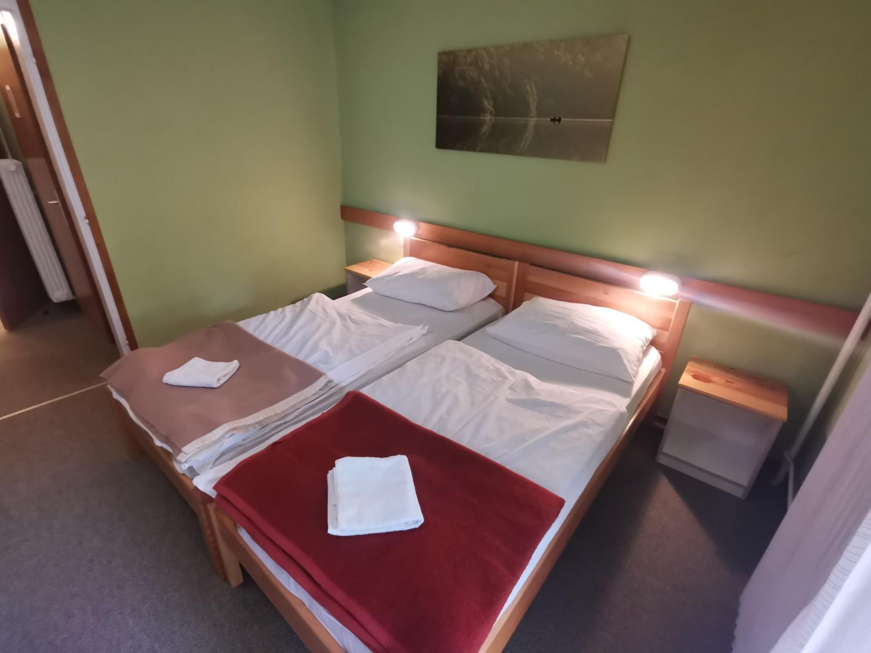 Quadruple Room with Private Bathroom - Photo 9