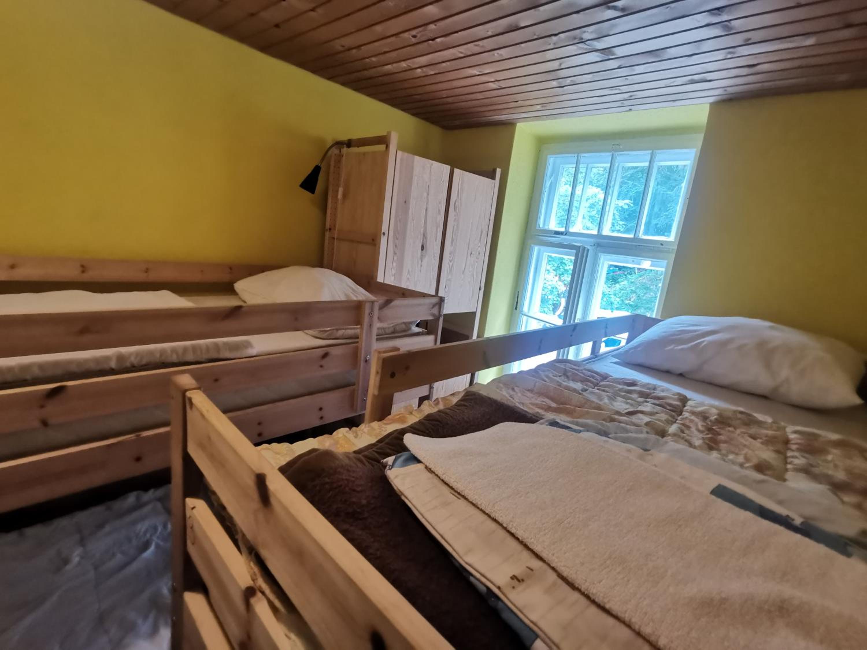  Single Bed in Dormitory Room with Shared Bathroom photo 3