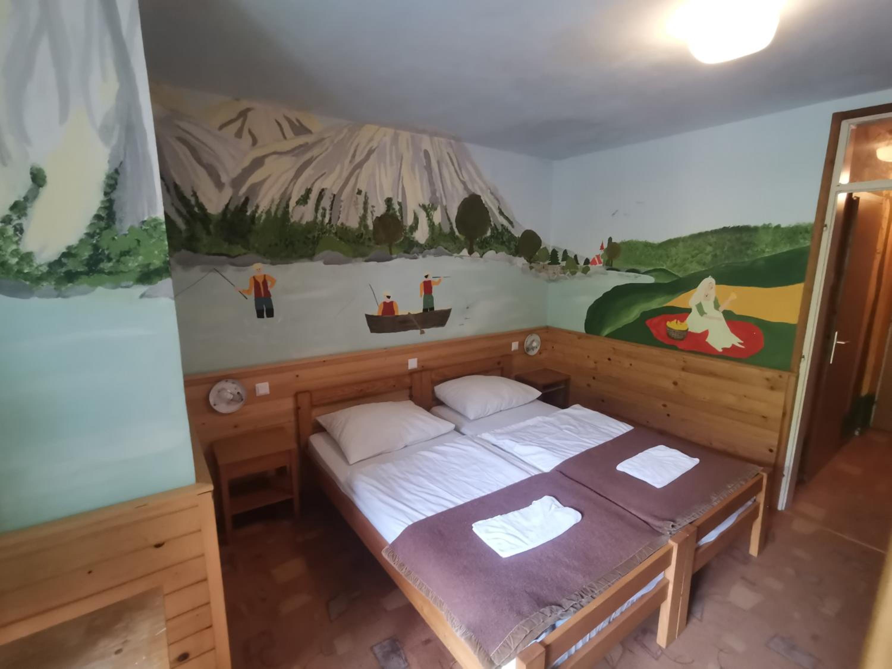 Quadruple Room with Private Bathroom - Photo 6