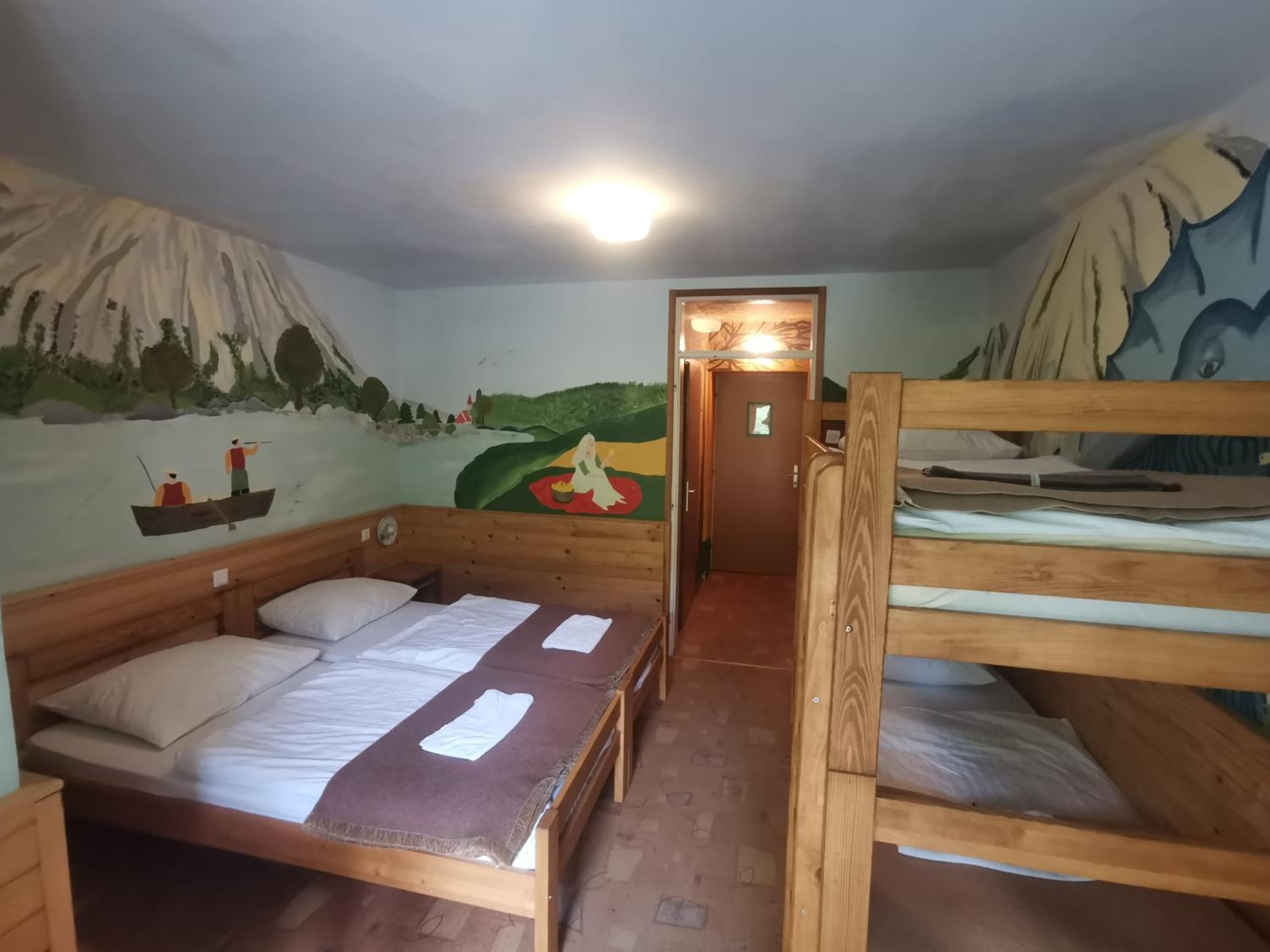 Quadruple Room with Private Bathroom - Photo 12