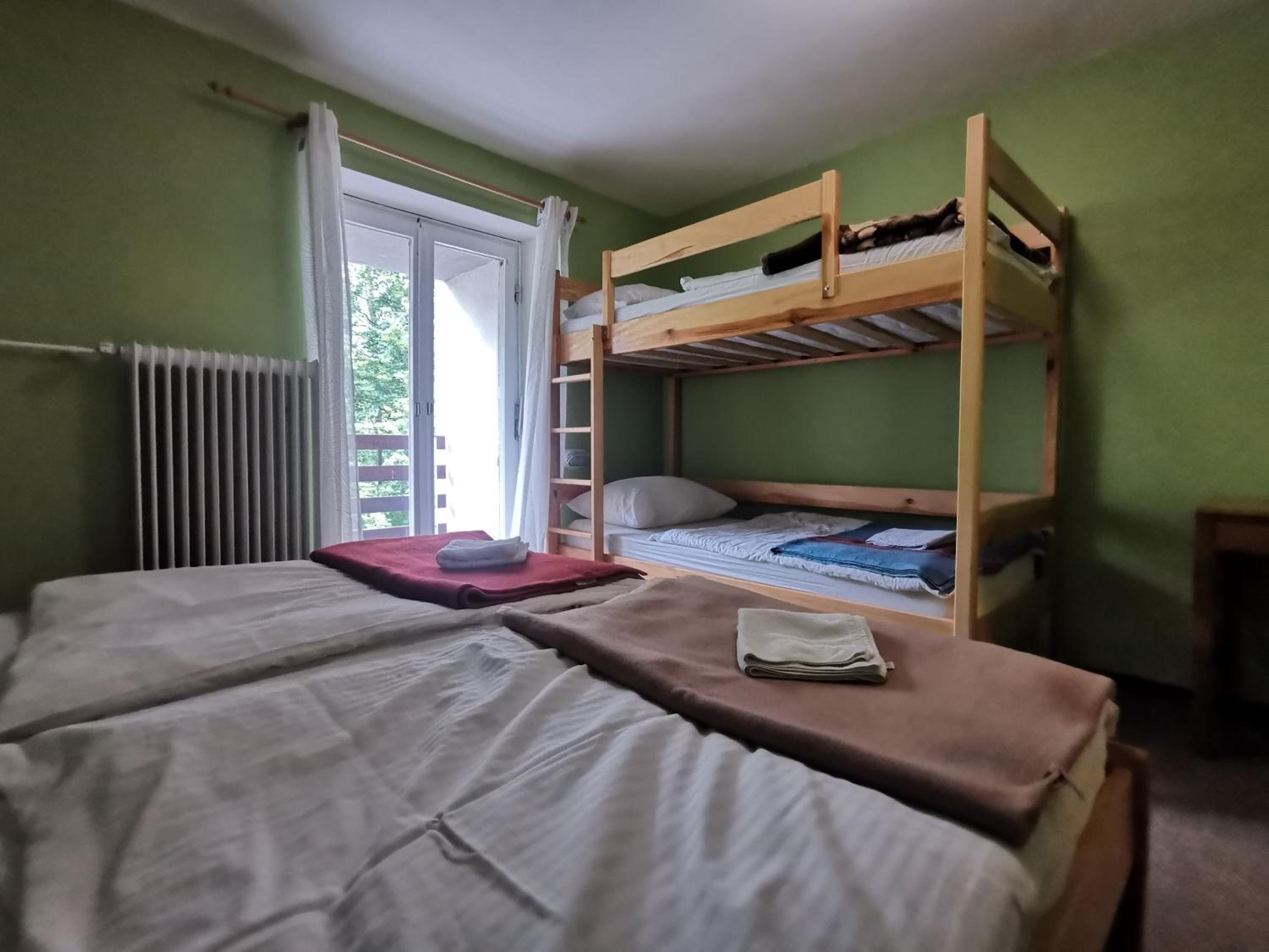 Quadruple Room with Private Bathroom - Photo 10