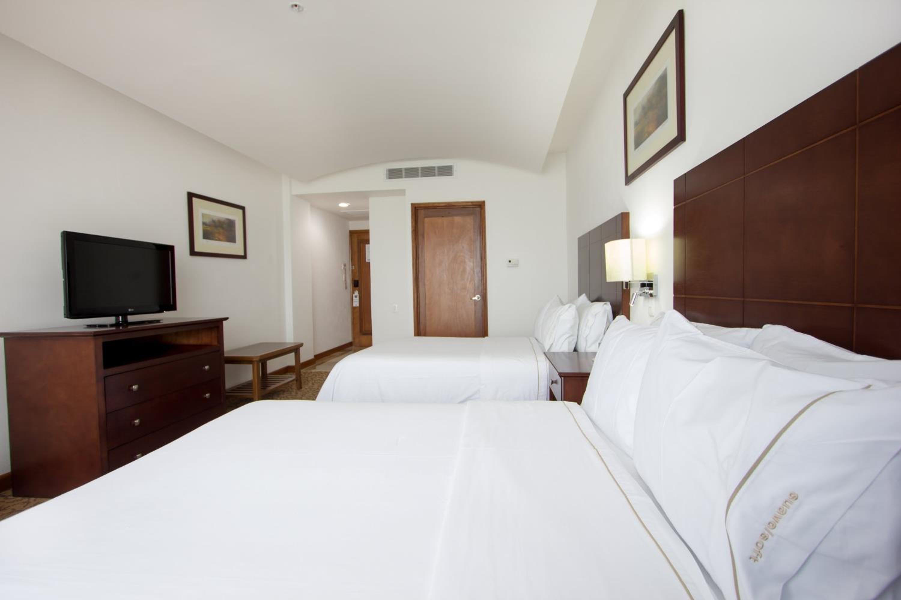 Standard Room with Two Queen Beds - Photo 4
