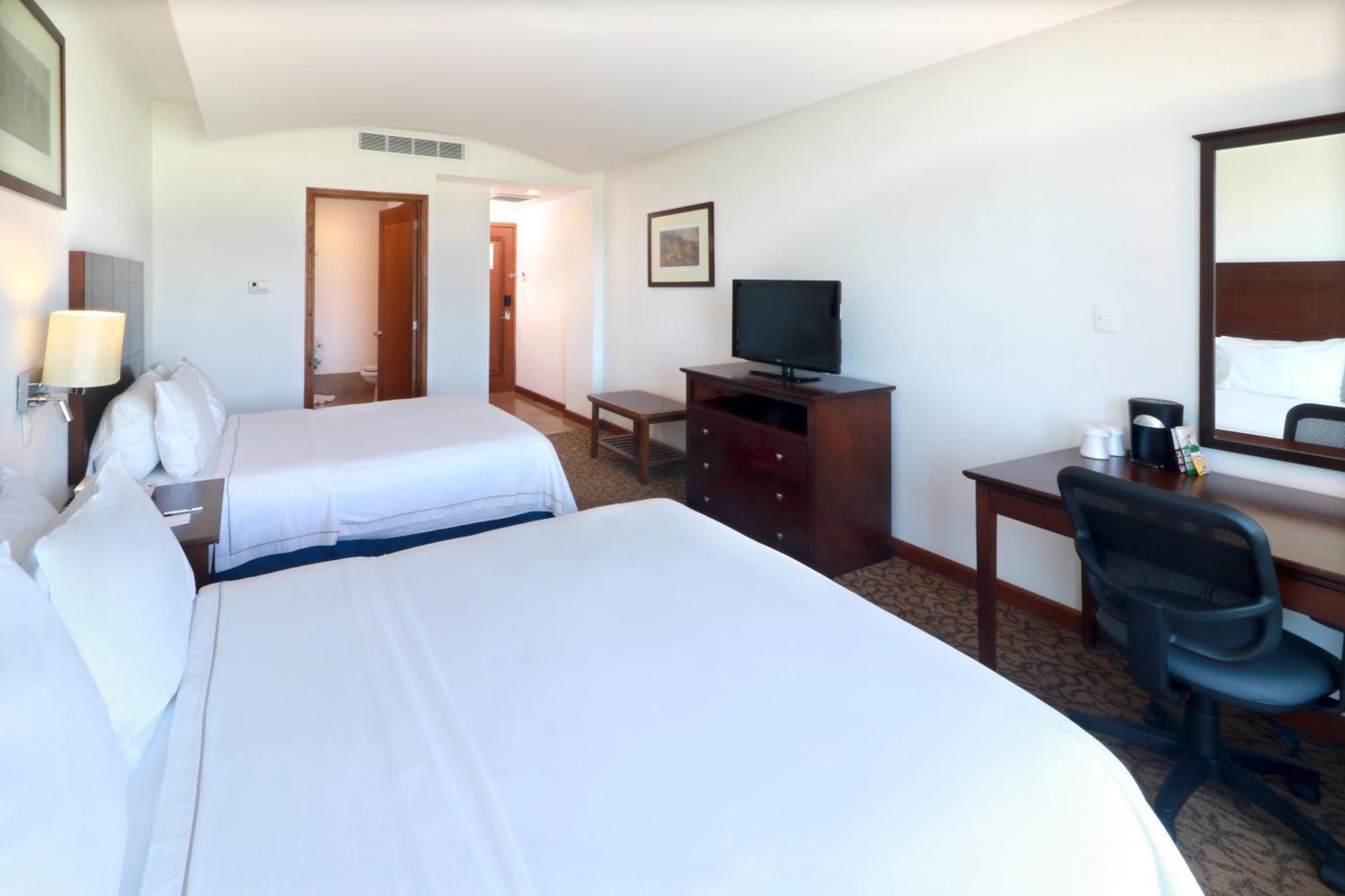 Standard Queen Room with River View - Photo 3