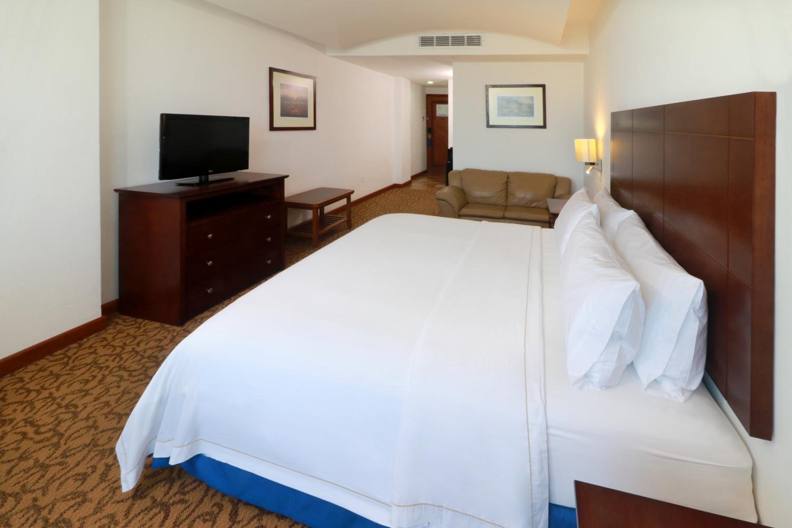 Standard King Room with Extra Floor Space - Photo 5