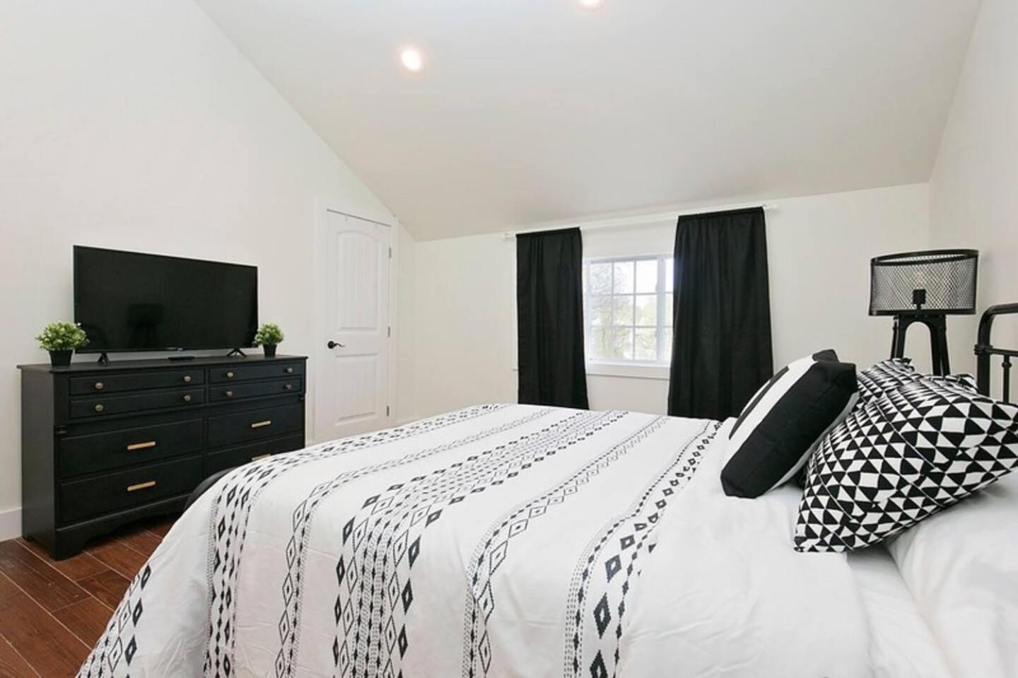 Two-Bedroom House - Photo 8