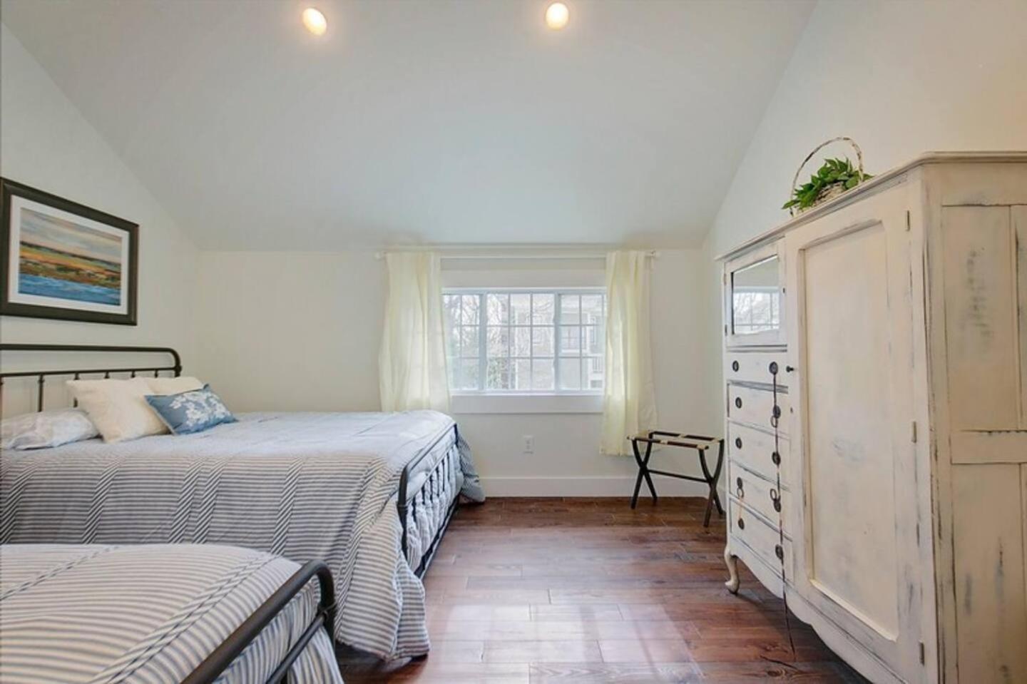 Two-Bedroom House - Photo 10