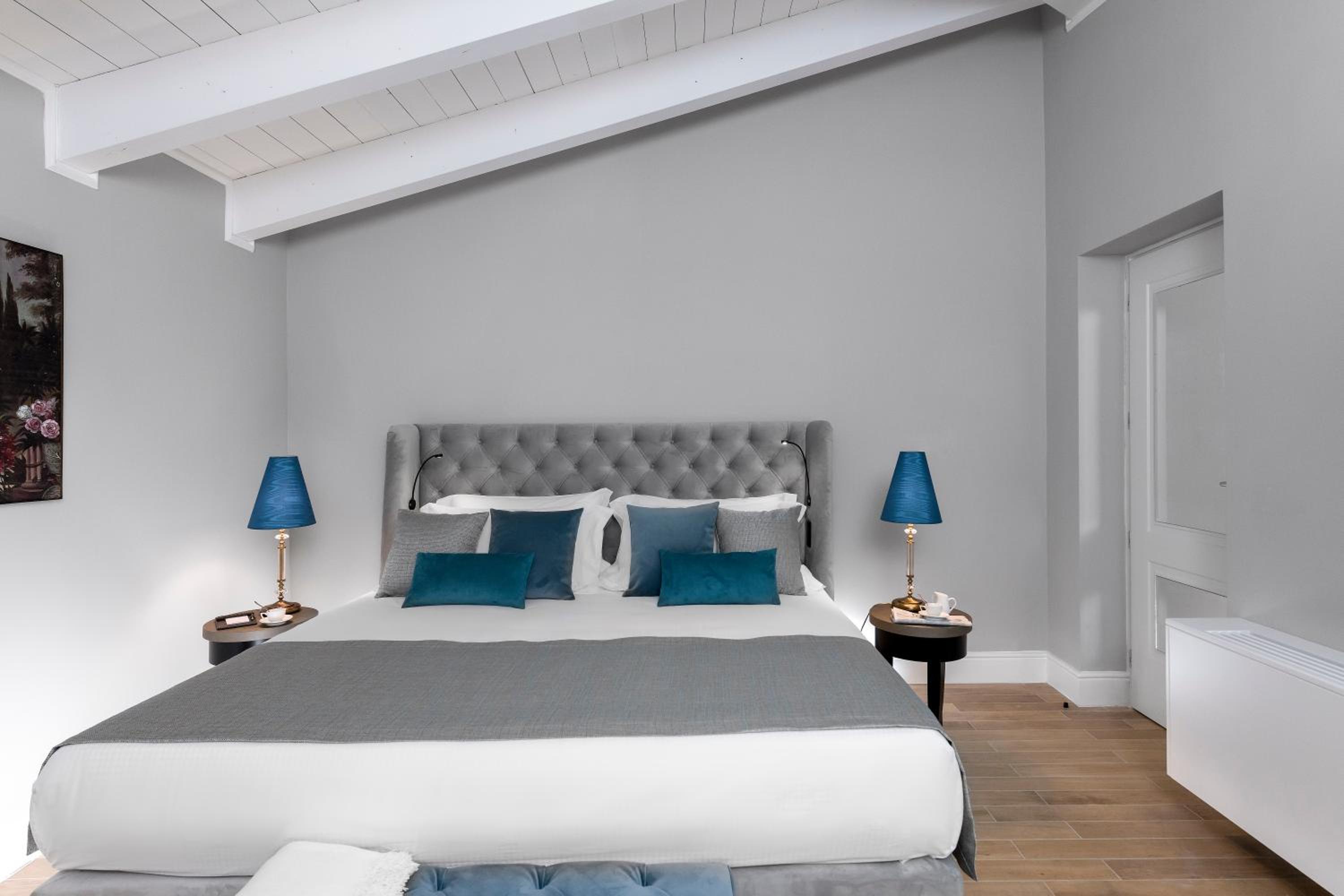 Deluxe Room thumbnail 5