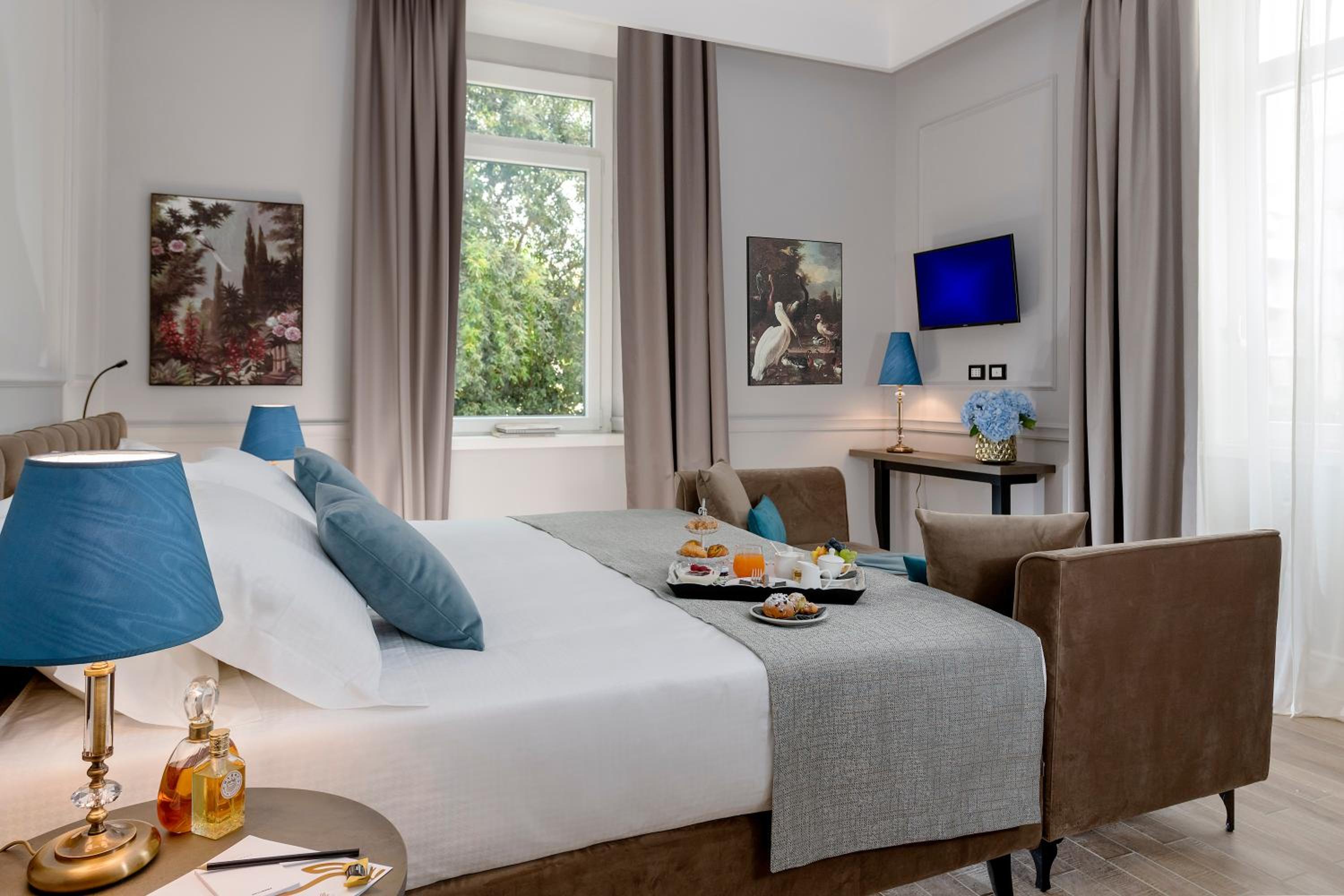 Superior Double Room thumbnail 6
