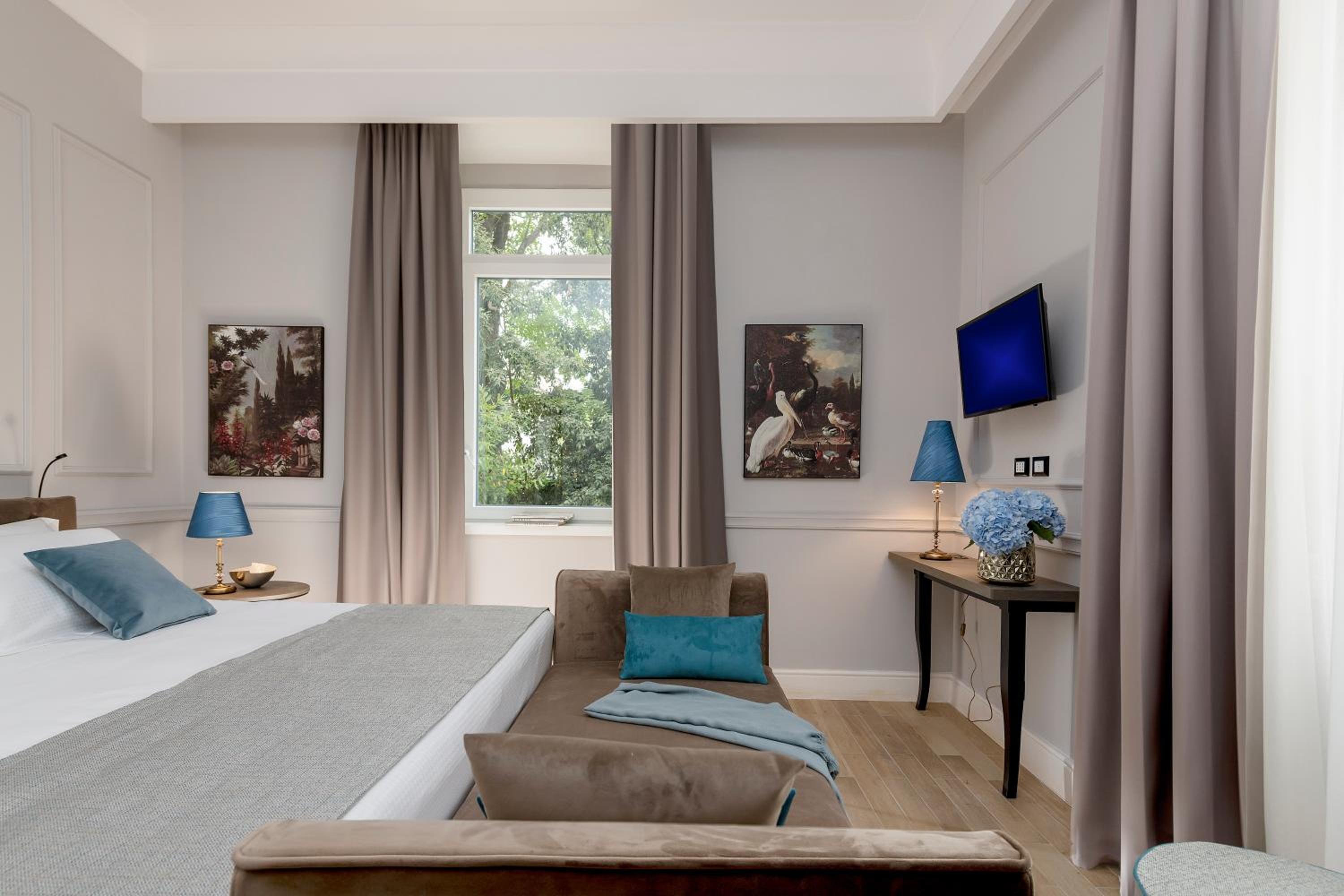 Superior Double Room thumbnail 5