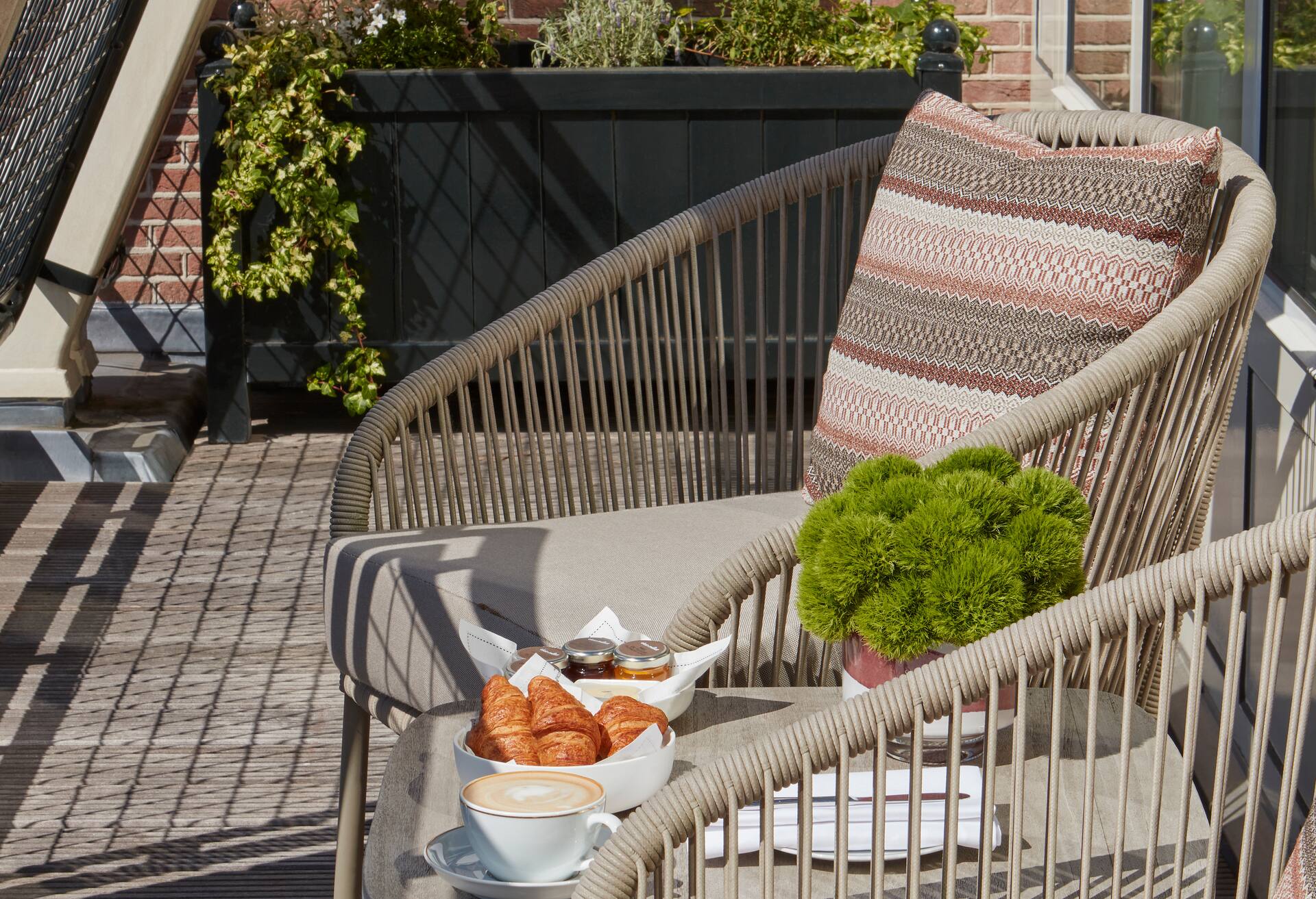 Junior Suite with Balcony- City Garden Views thumbnail 5