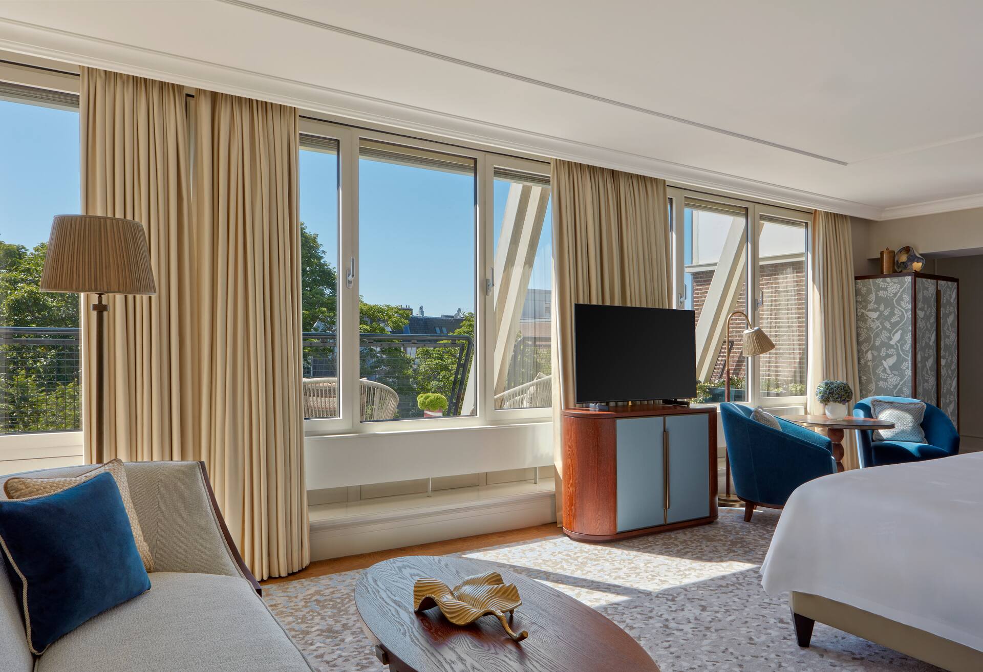 Junior Suite with Balcony- City Garden Views thumbnail 6