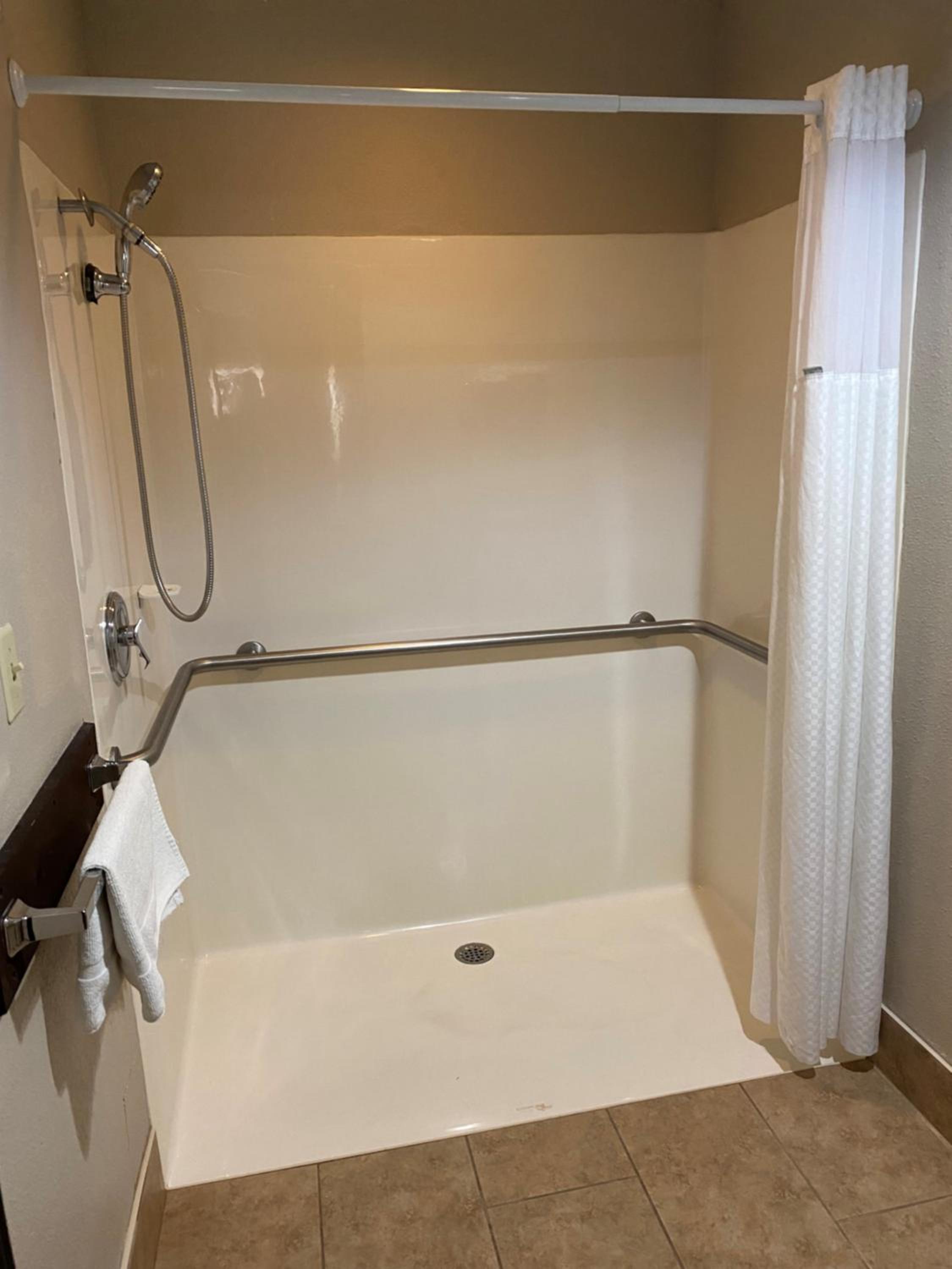 King Room with Roll-In Shower - Mobility Access/Non-Smoking - Photo 2