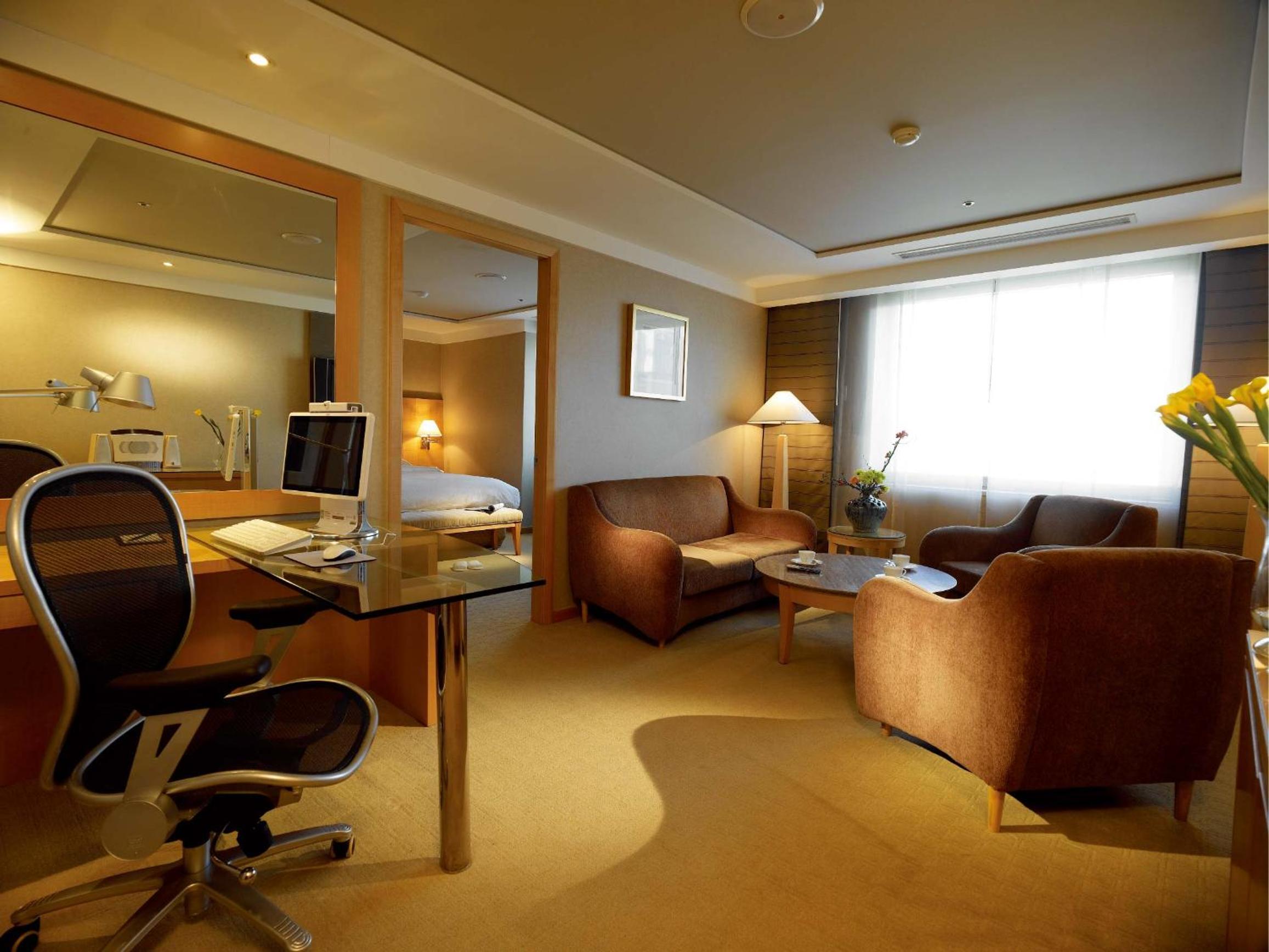 Executive Suite - Photo 1