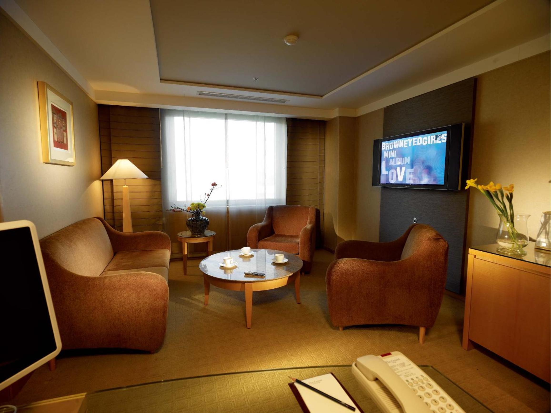 Executive Suite - Photo 3