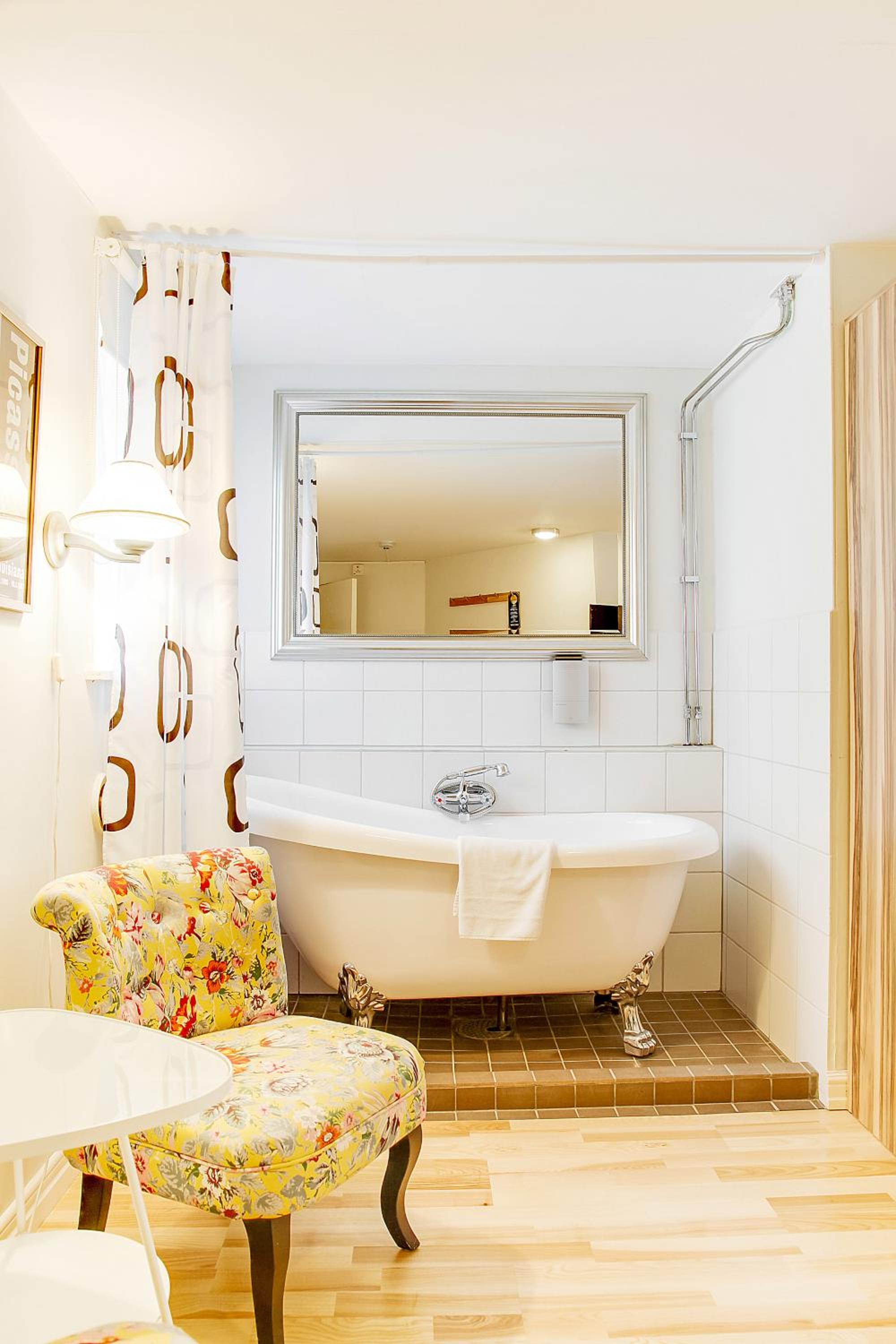 Double or Twin Room - Photo 10