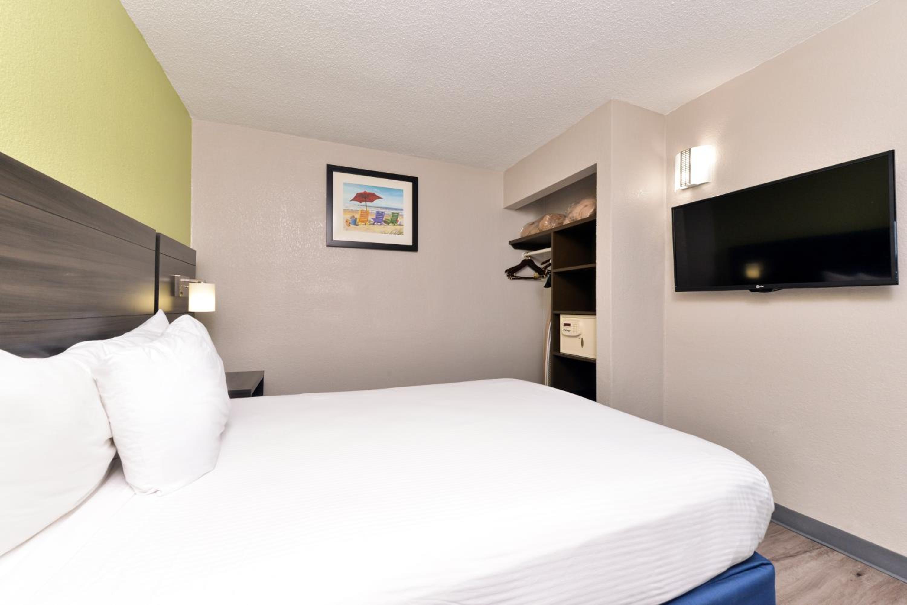 Queen Suite - Photo 8