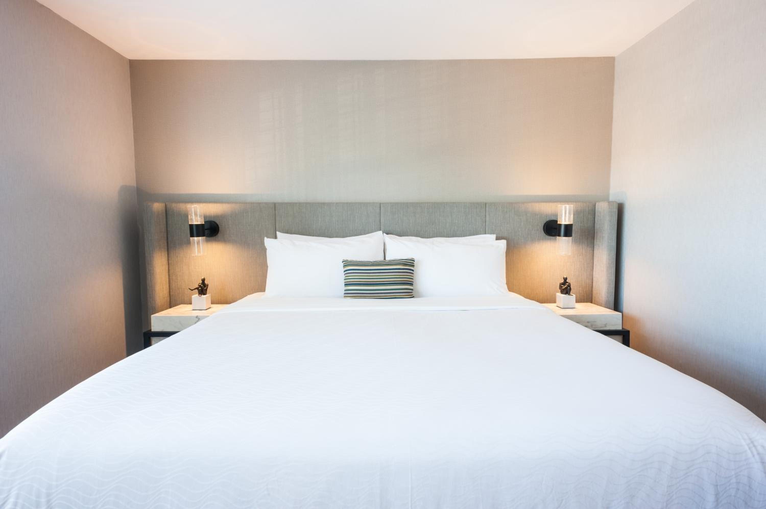 Executive Suite - Photo 4