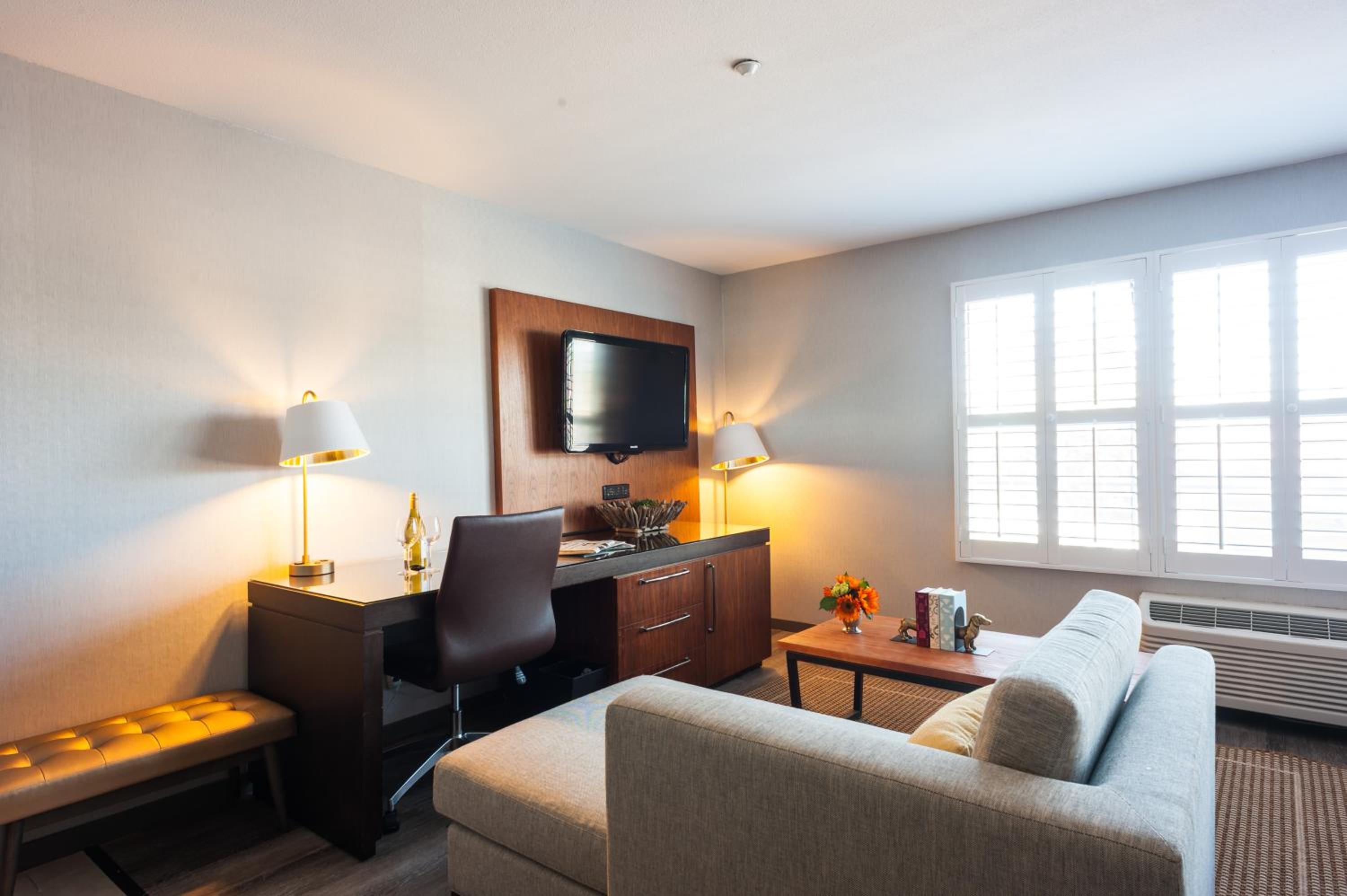 Executive Suite - Photo 8