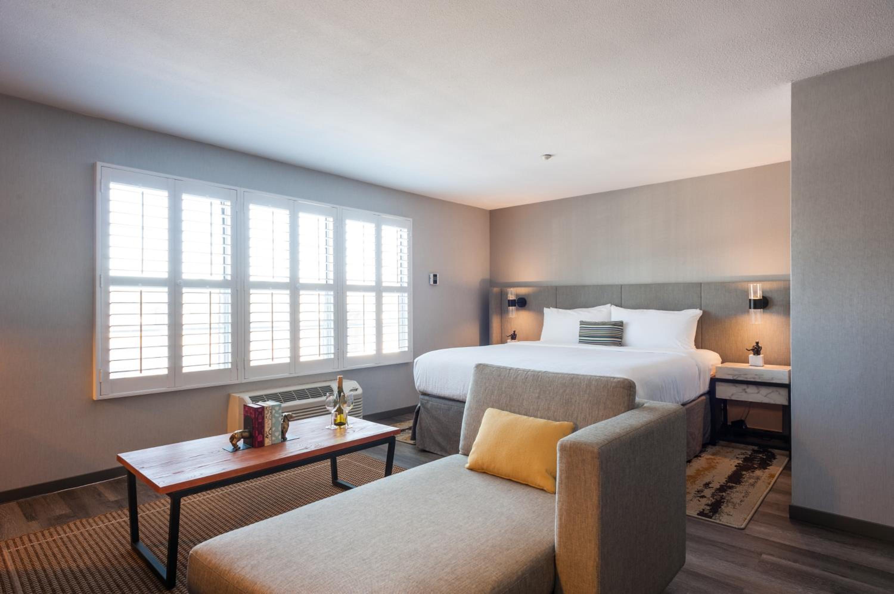 Executive Suite - Photo 3