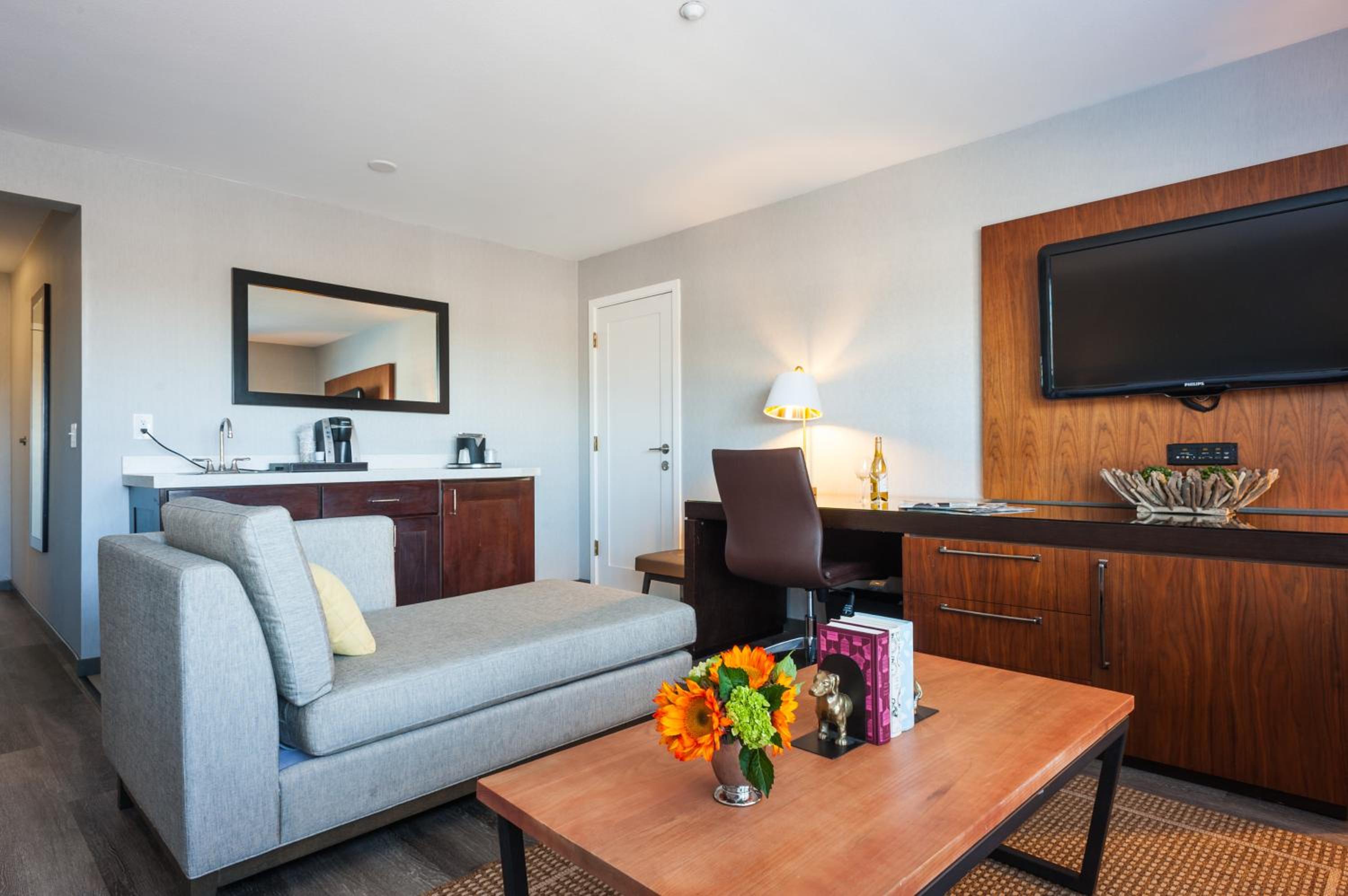 Executive Suite - Photo 5