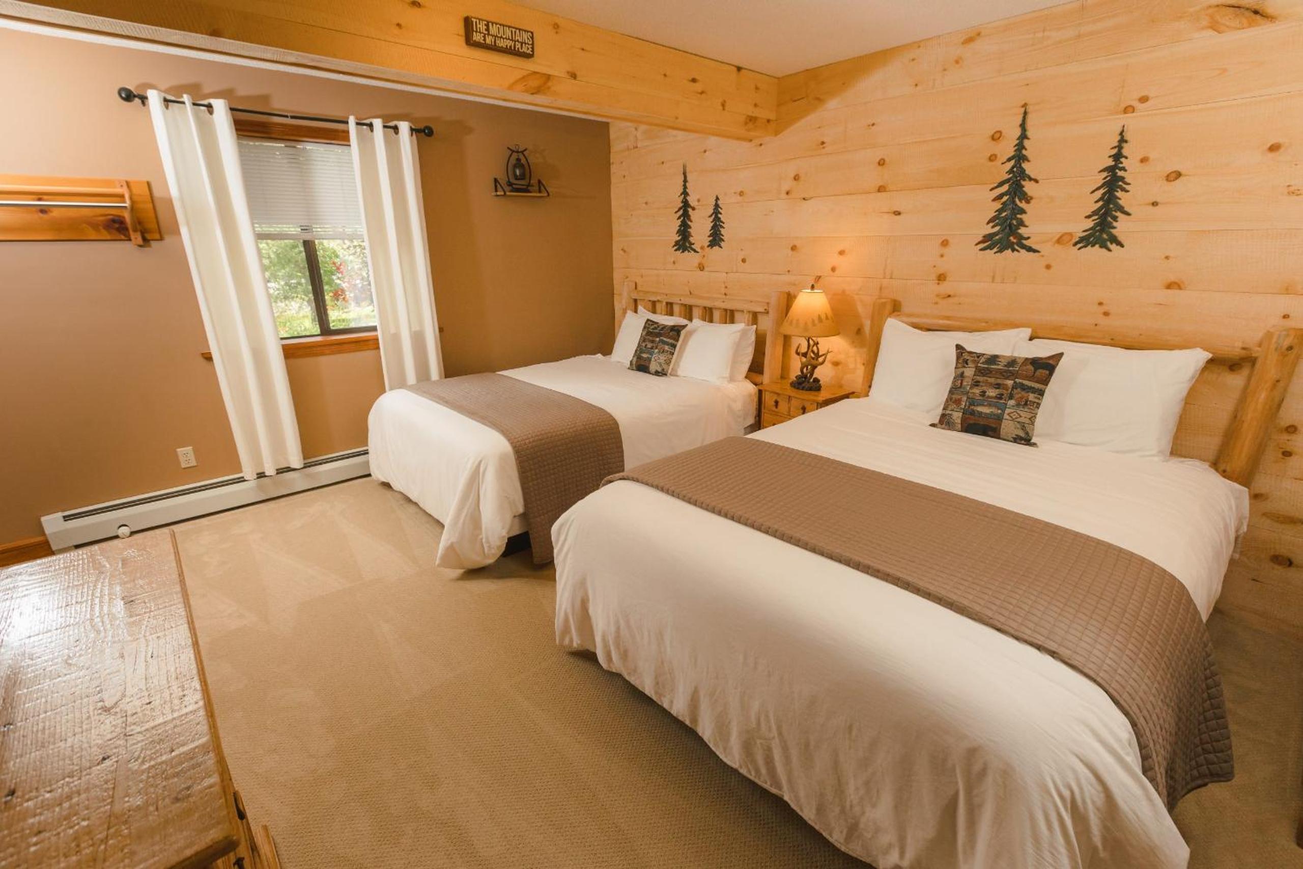 Standard Queen Room with Two Queen Beds photo 1