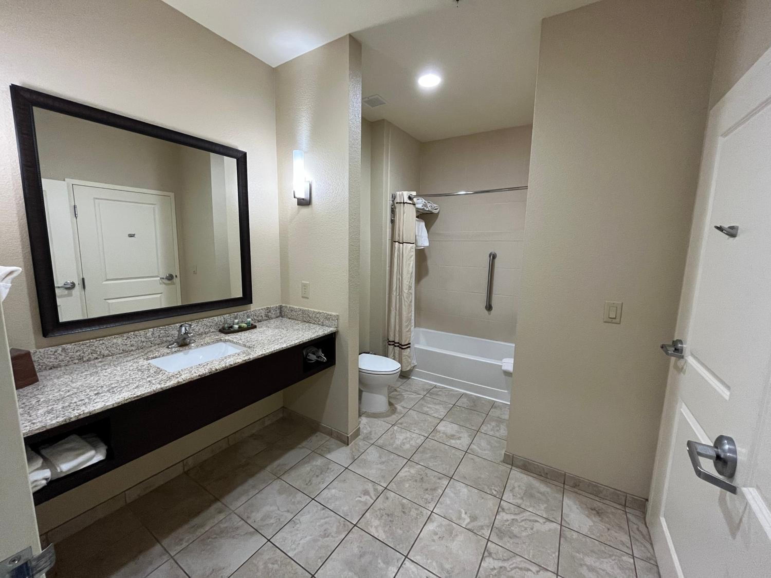 Standard Queen Room with Two Queen Beds - Non Smoking  photo 2