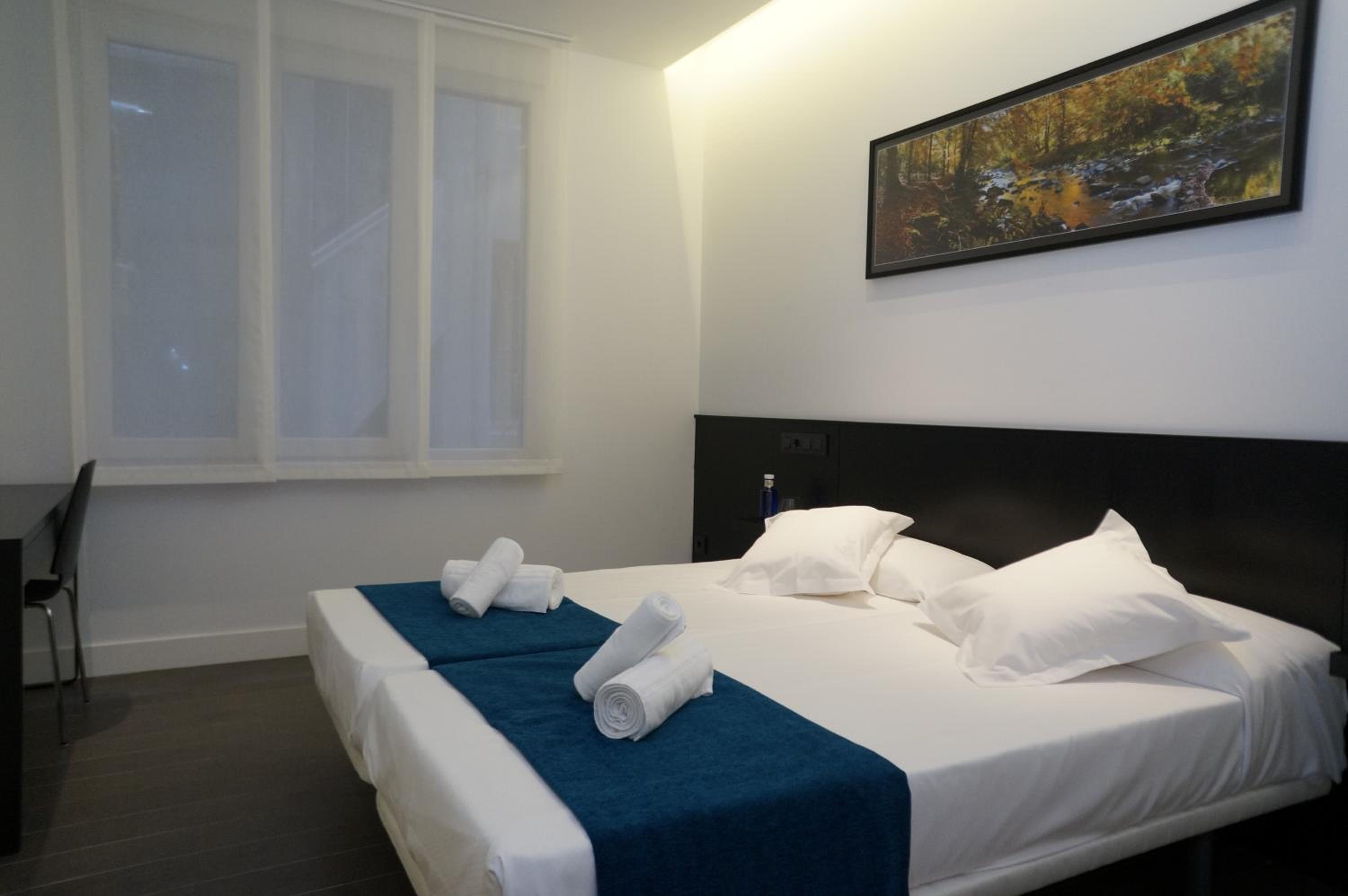 Interior twin room - Photo 1