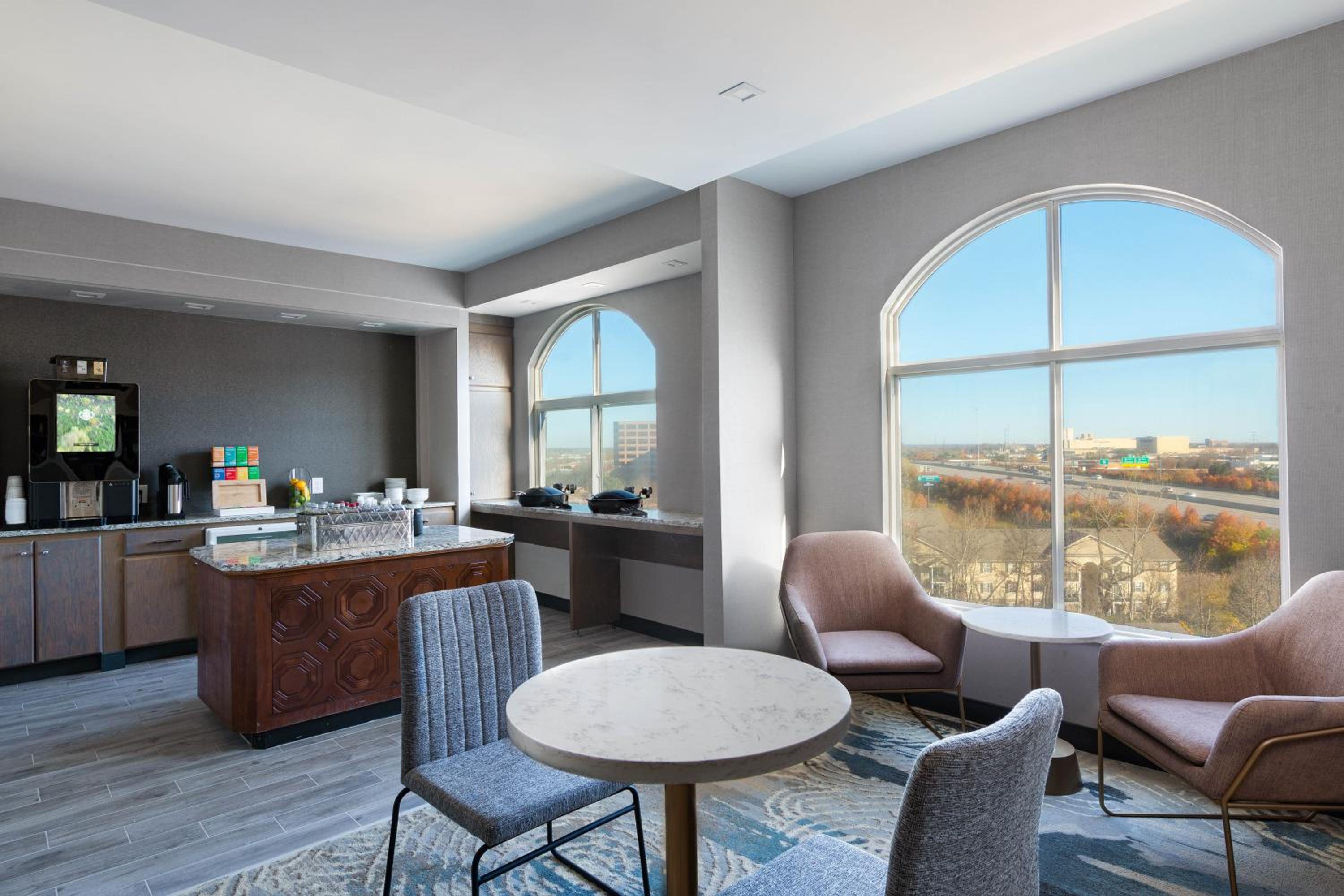 Club level, Suite, 1 King, Sofa bed - Photo 3