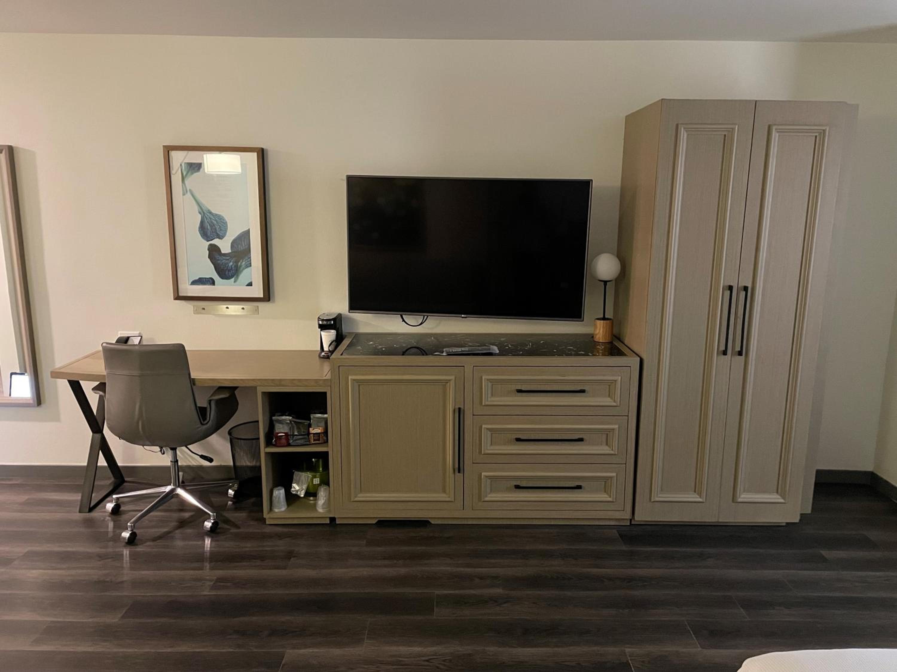 King Room with Accessible Tub photo 3