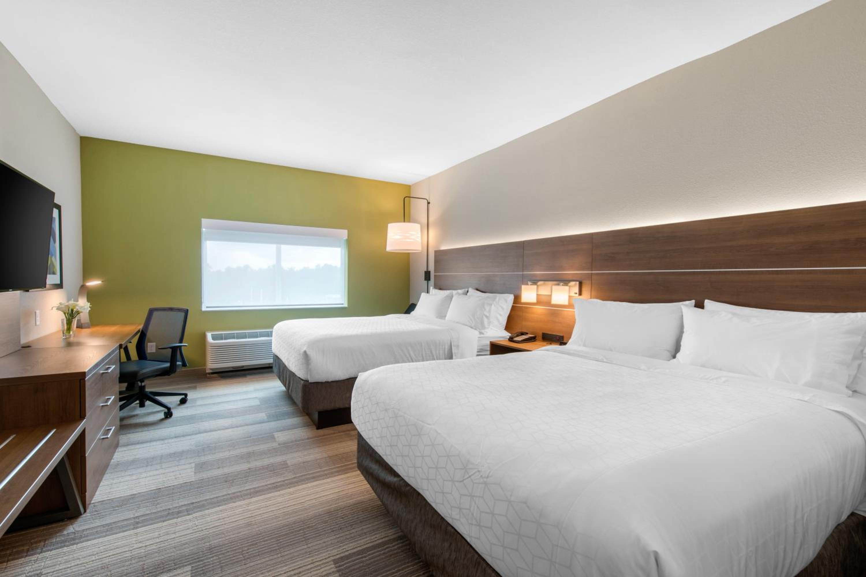 Standard Queen Room with Two Queen Beds - Photo 4
