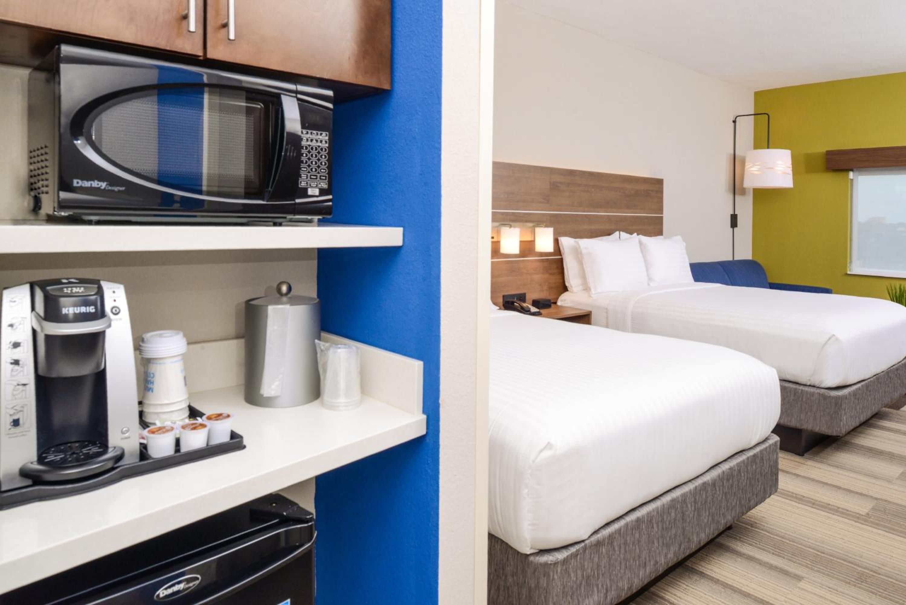 Standard Queen Room with Two Queen Beds - Photo 3