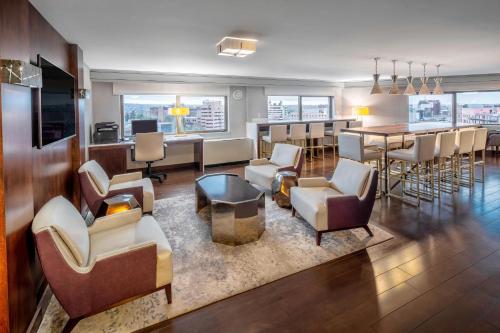 Club level, Guest room, 1 King, 6th - 15th floor photo 2