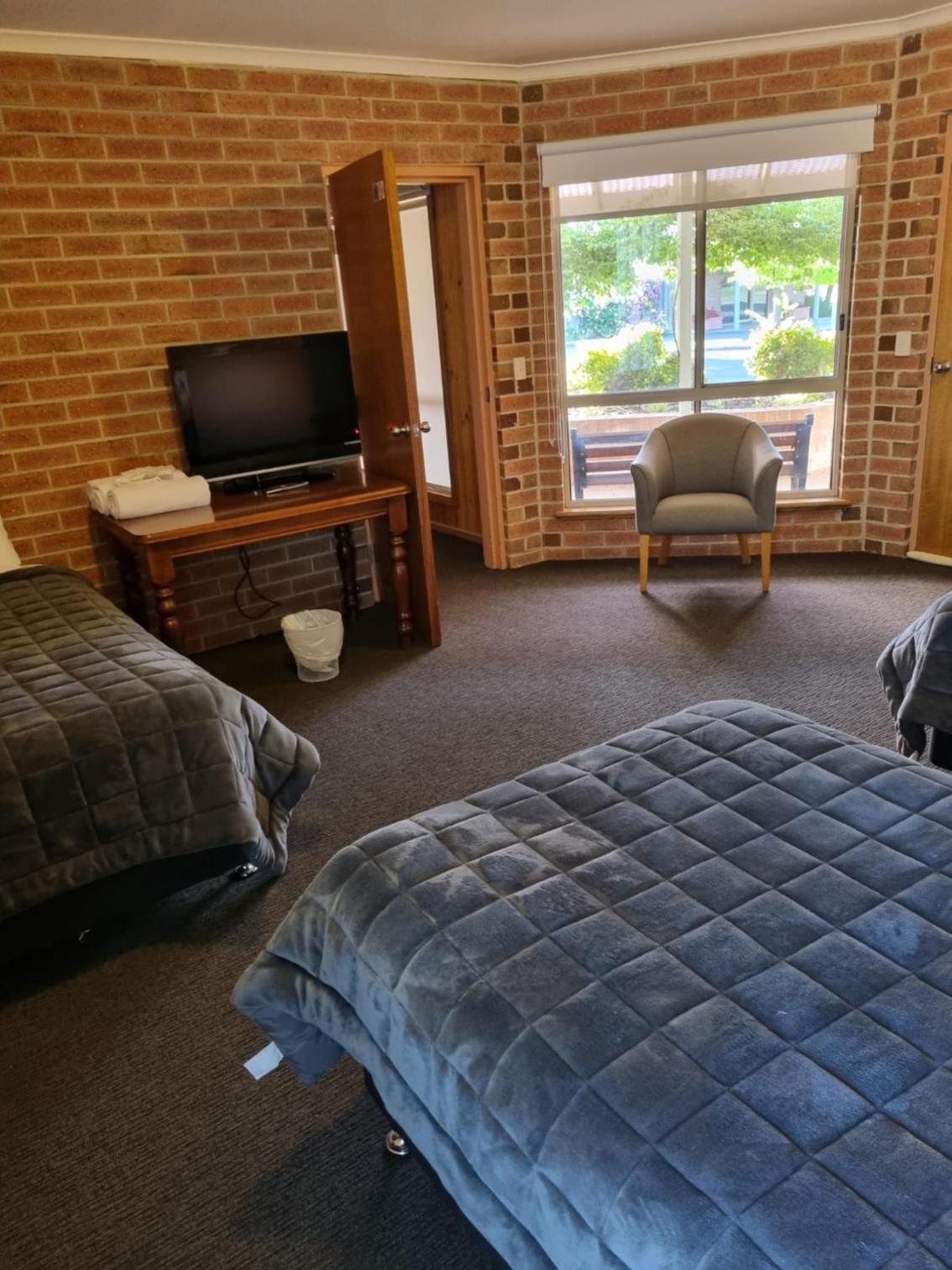 Superior Family Room photo 3