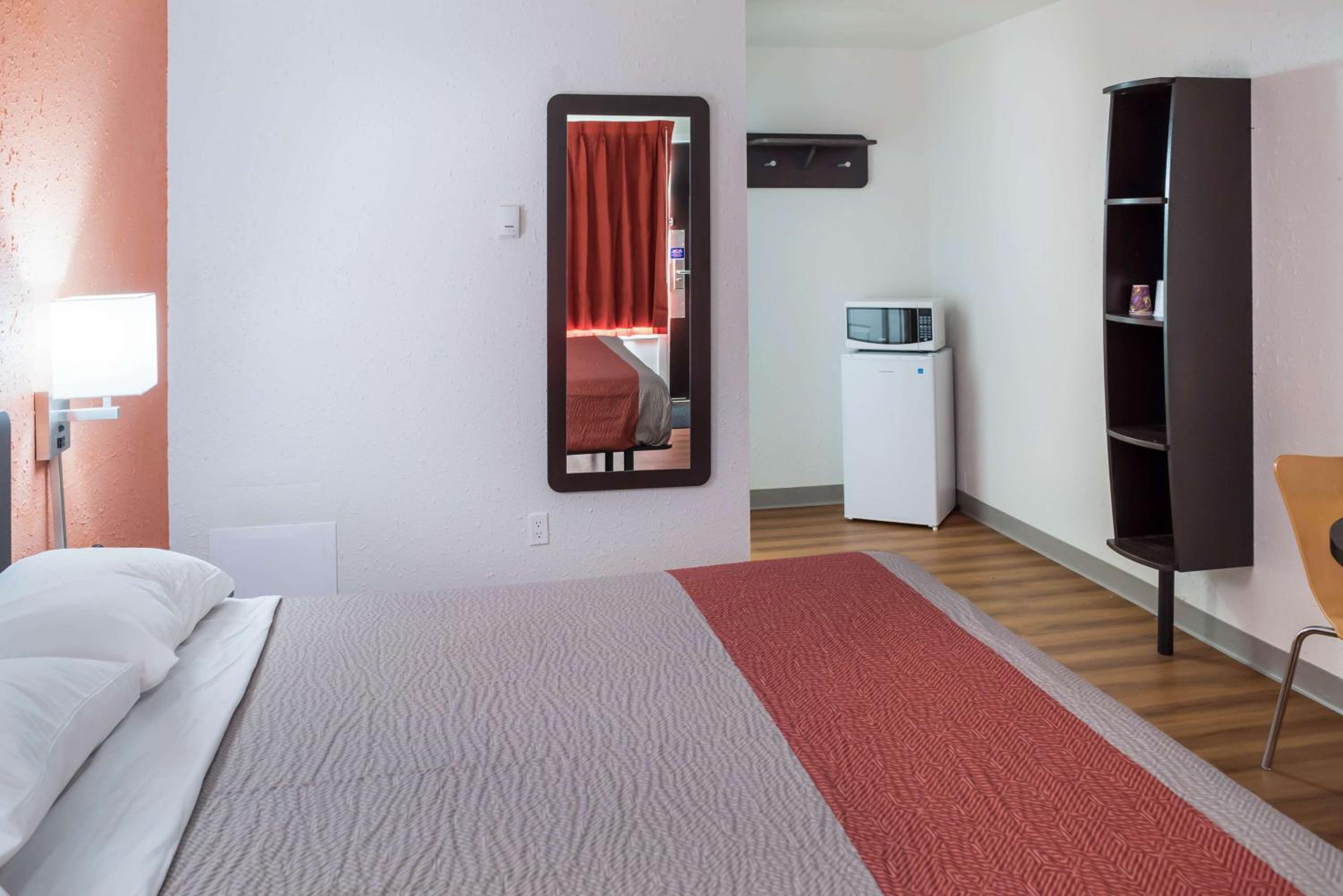 Deluxe King Room - Non-Smoking photo 3