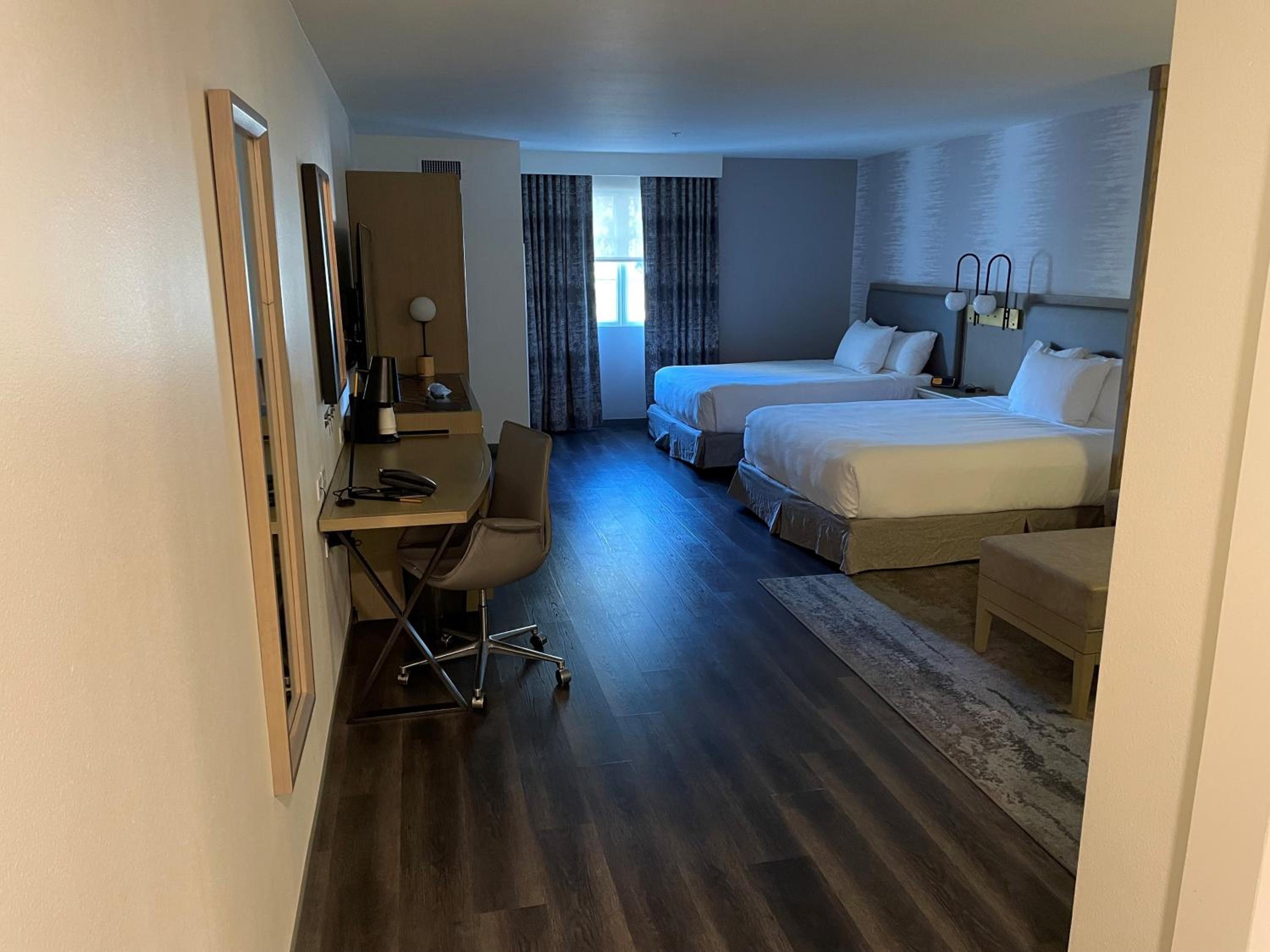 Queen Room with Two Queen Beds and Accessible Tub photo 3